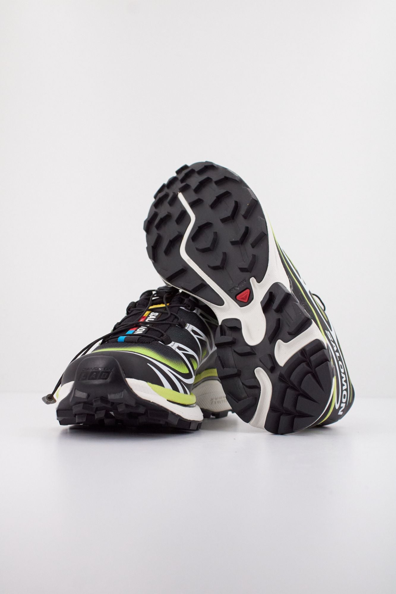 SALOMON BAJO XT 6 SKYLINE en color NEGRO (5)