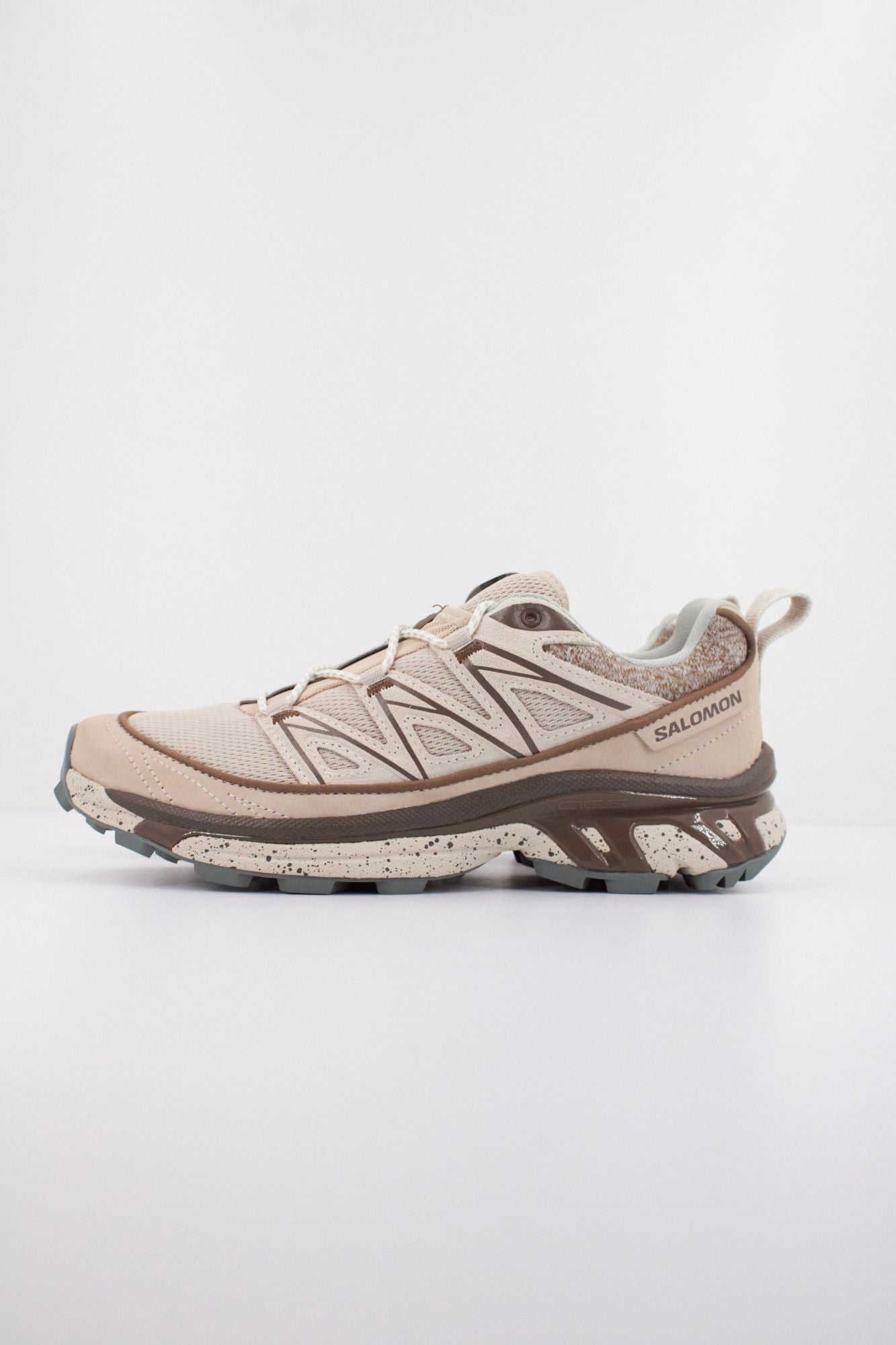 SALOMON BAJO XT 6 EXPANSE en color MARRON (1)