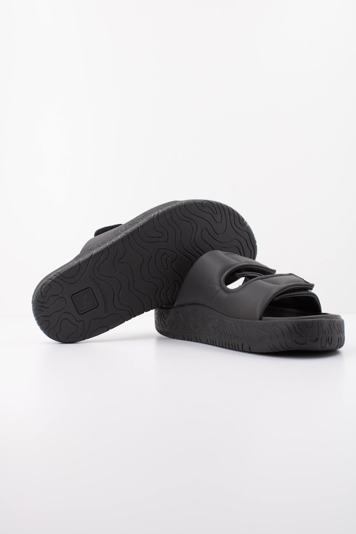 VEJA SANDALIA ETNA BOLD en color NEGRO (5)