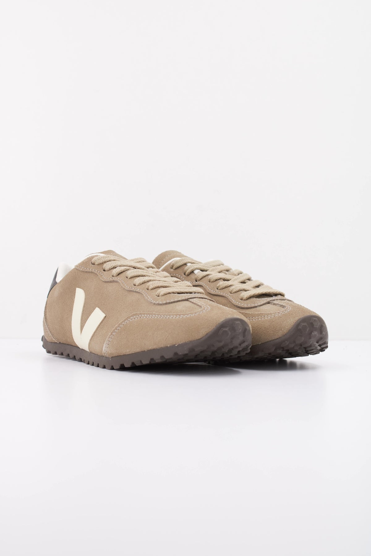 VEJA AI0321656A en color BEIS (2)