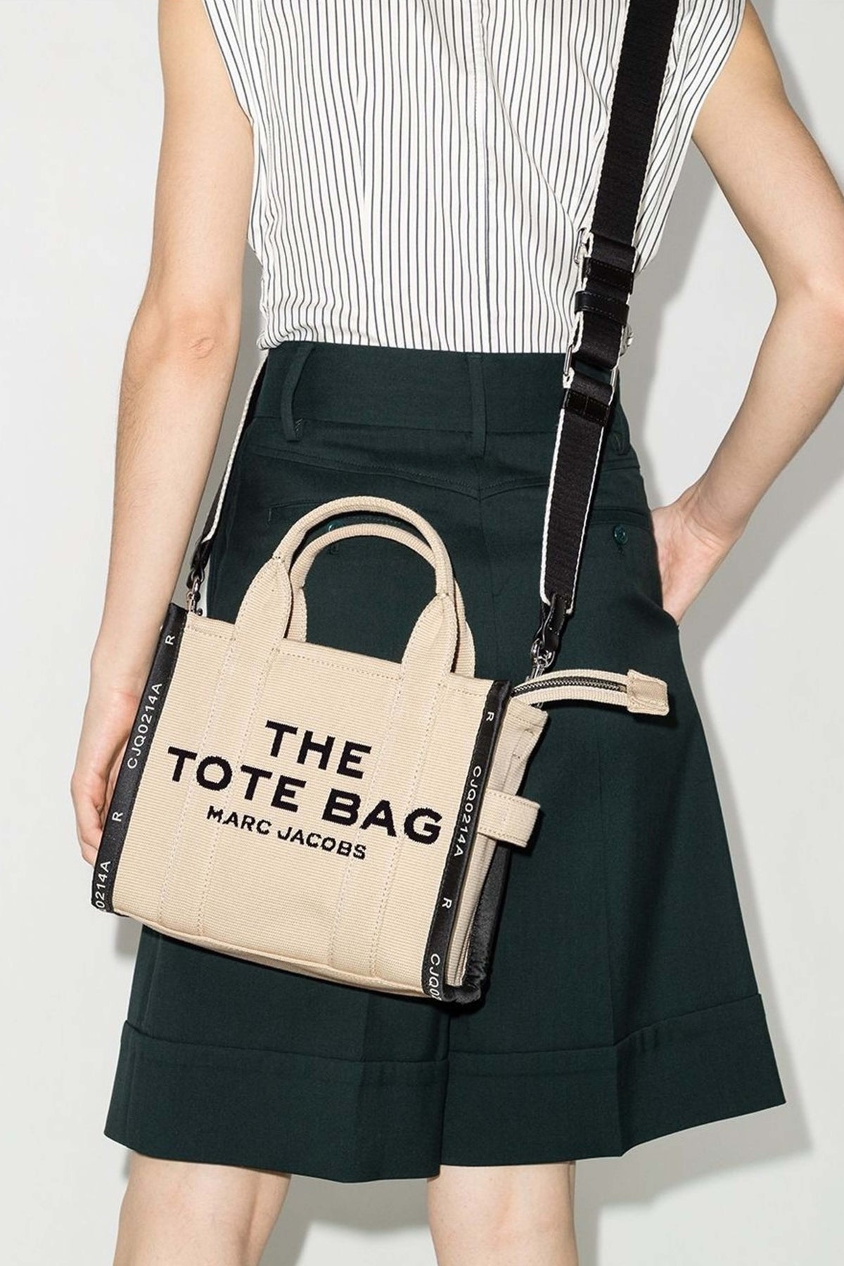 MARC JACOBS THE SMALL TOTE en color BEIS (1)