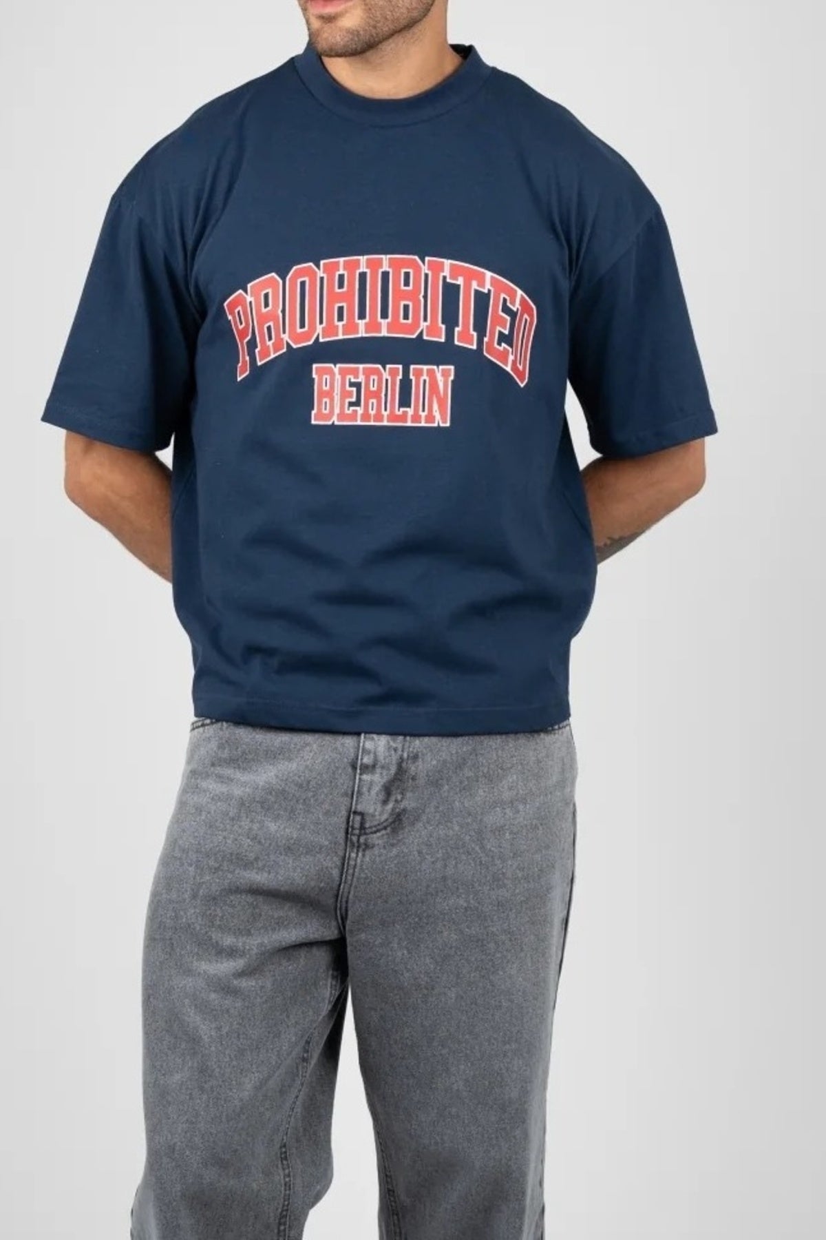 PROHIBITED COLLEGE TEE en color (1)