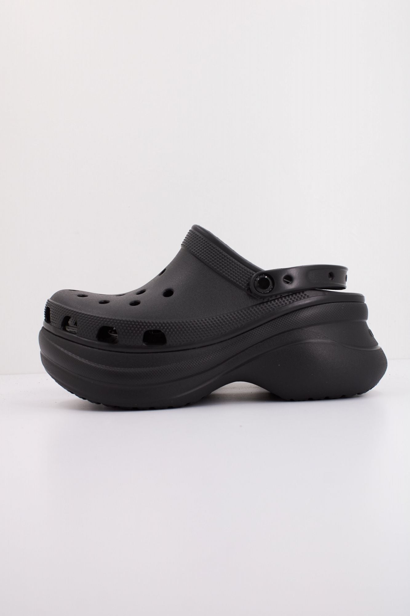 CROCS CLASSIC BAE CLOG en color NEGRO (1)