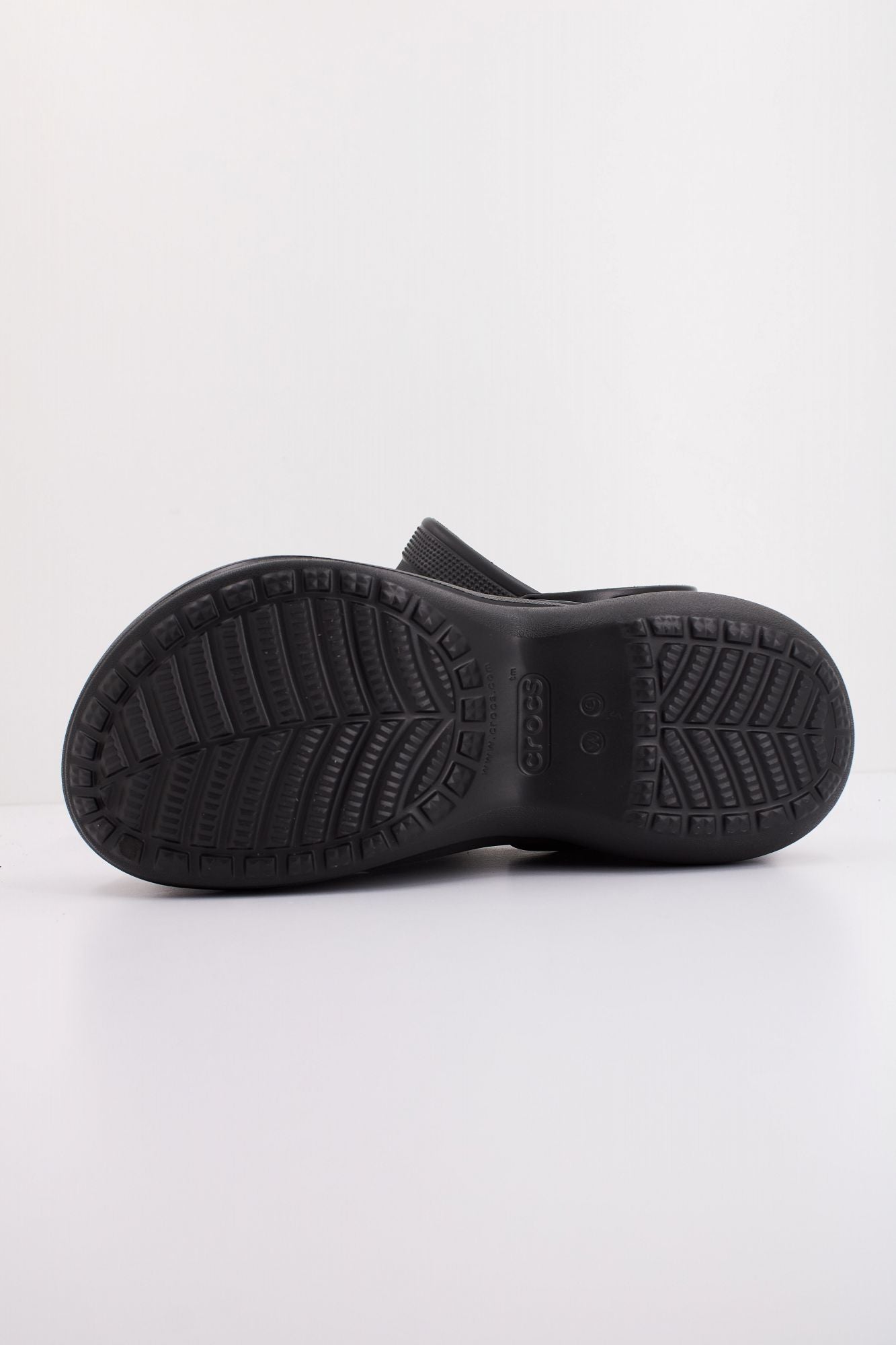 CROCS CLASSIC BAE CLOG en color NEGRO (5)