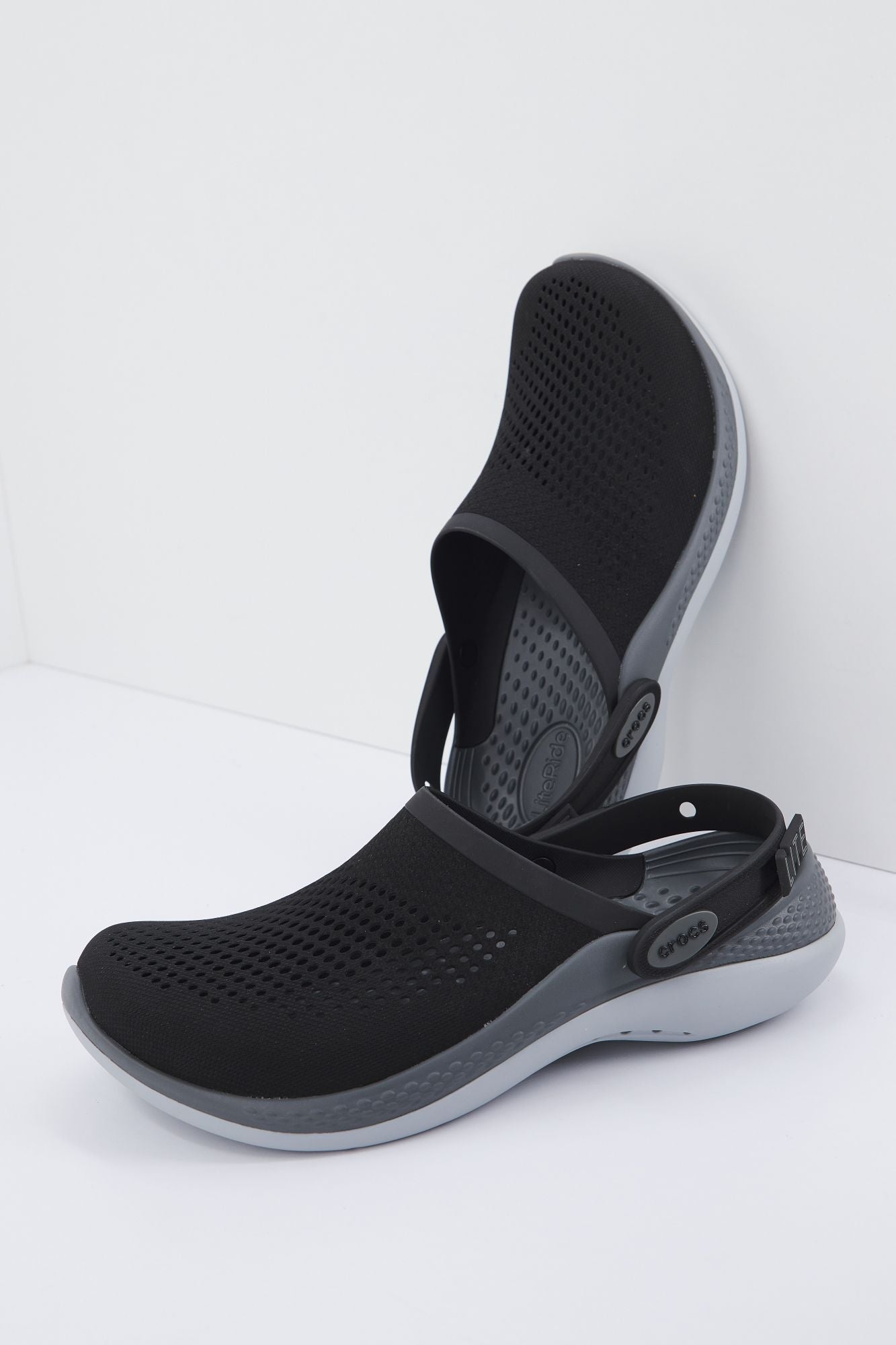 CROCS LITERIDE 360 CLOG en color NEGRO (3)