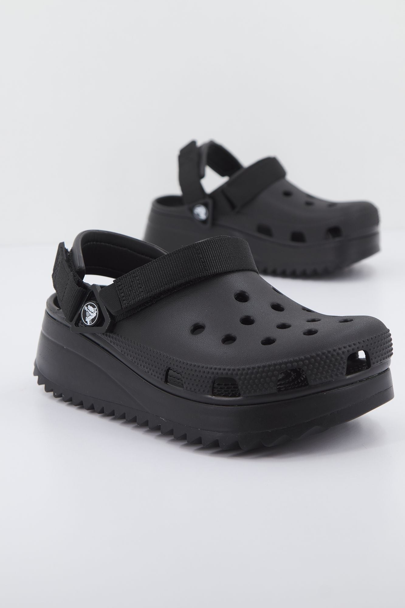 CROCS CLASSIC HIKER CLOG en color NEGRO (2)