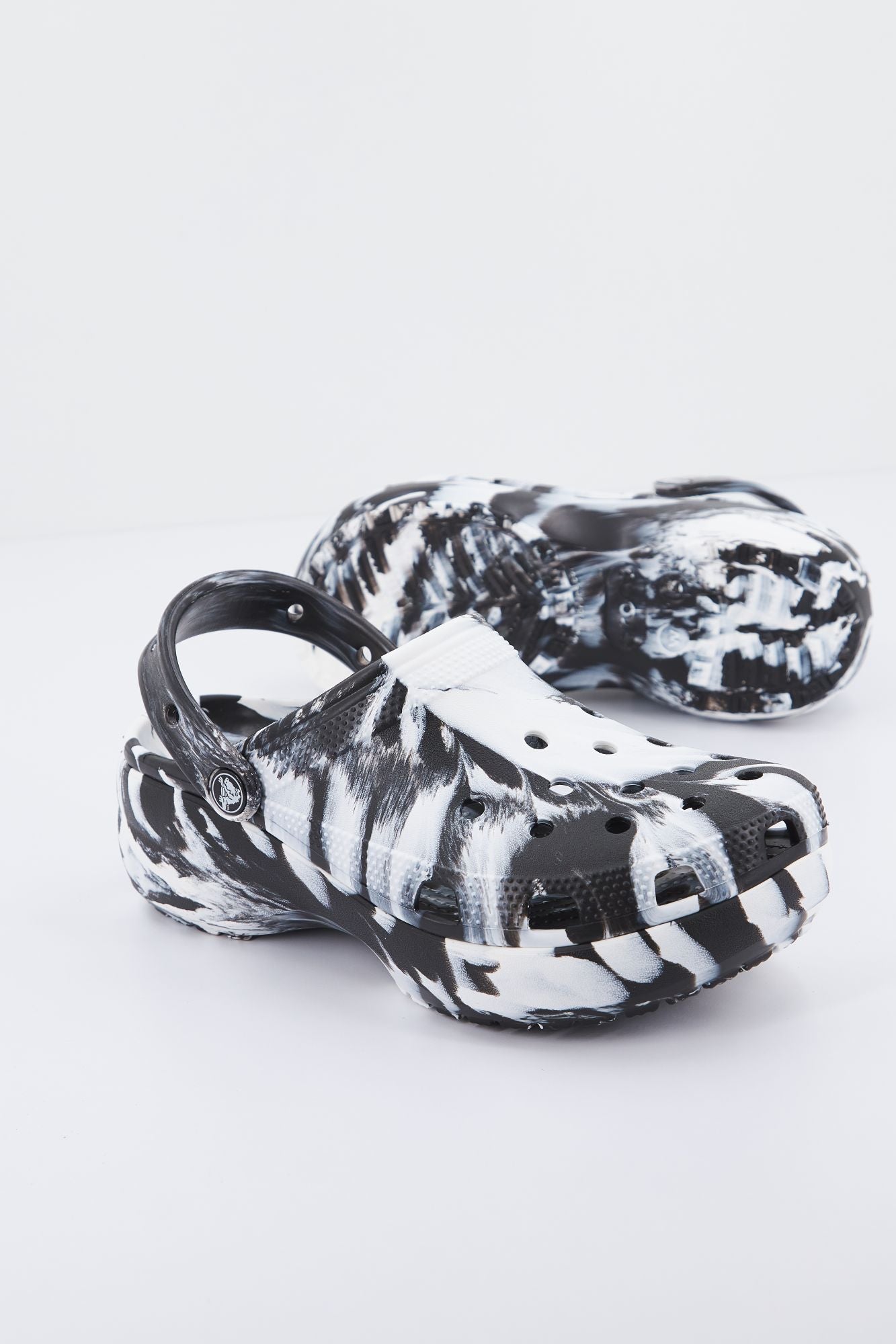CROCS MARBLED en color NEGRO (1)