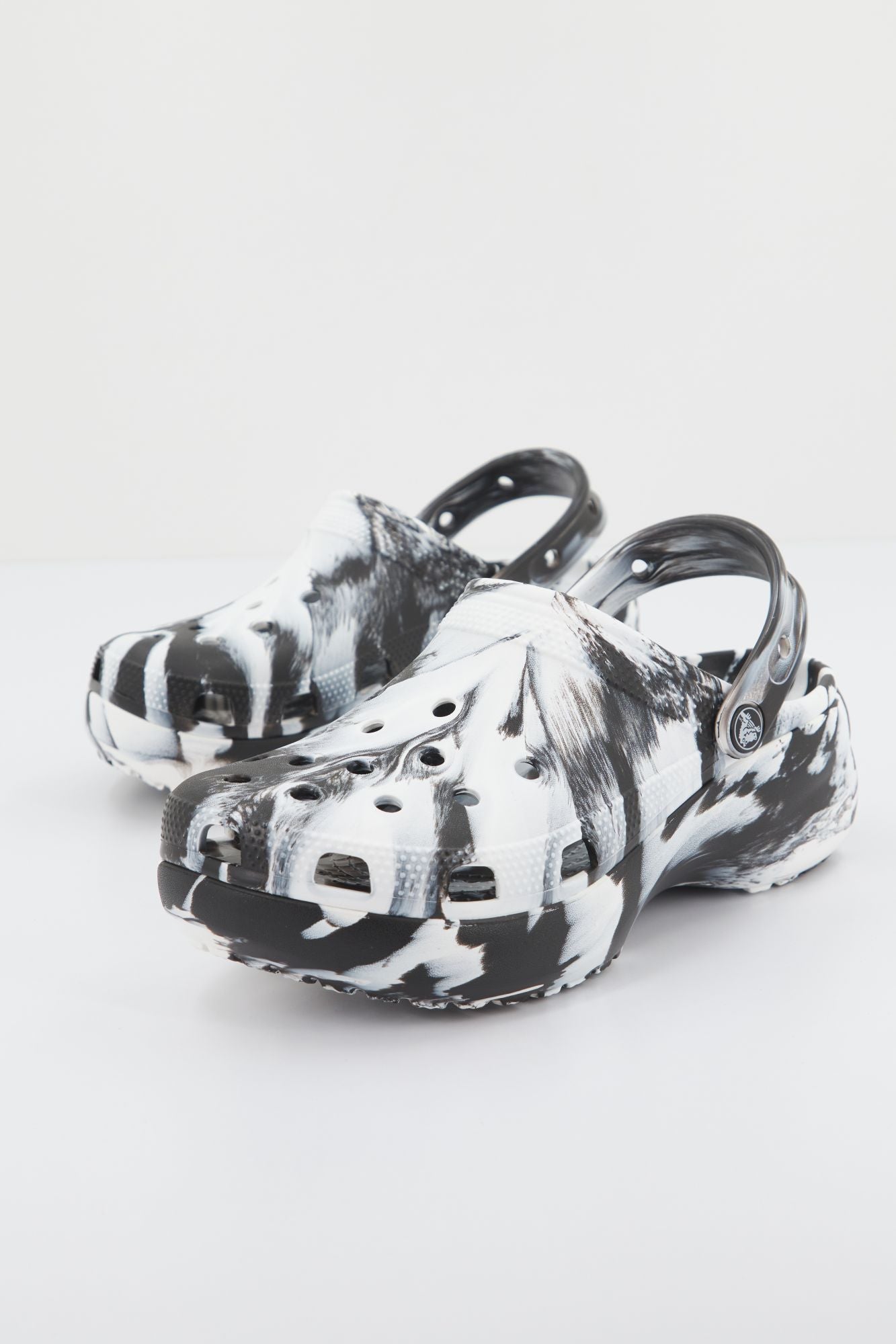 CROCS MARBLED en color NEGRO (2)