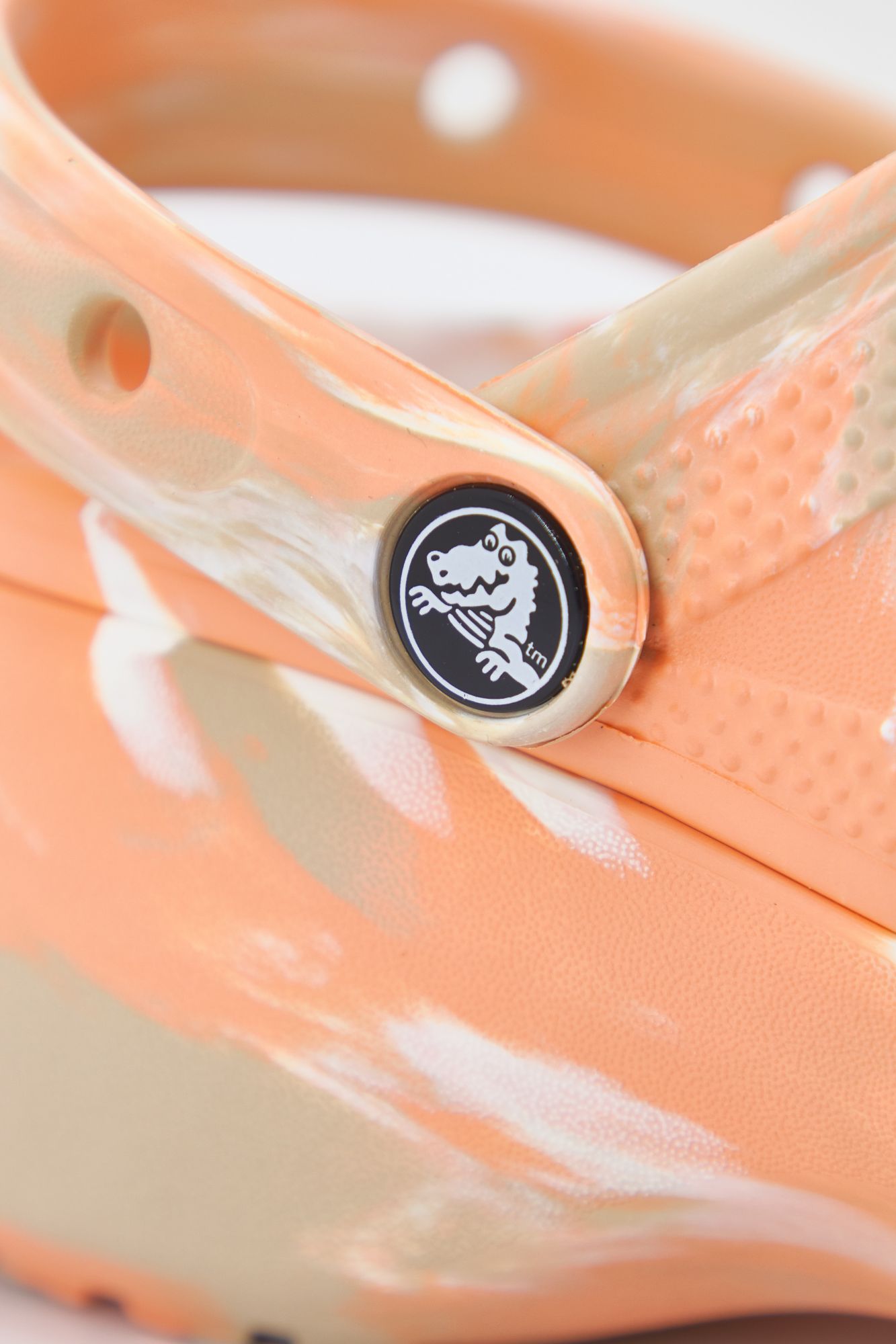 CROCS MARBLED en color MARRON CLARO (4)