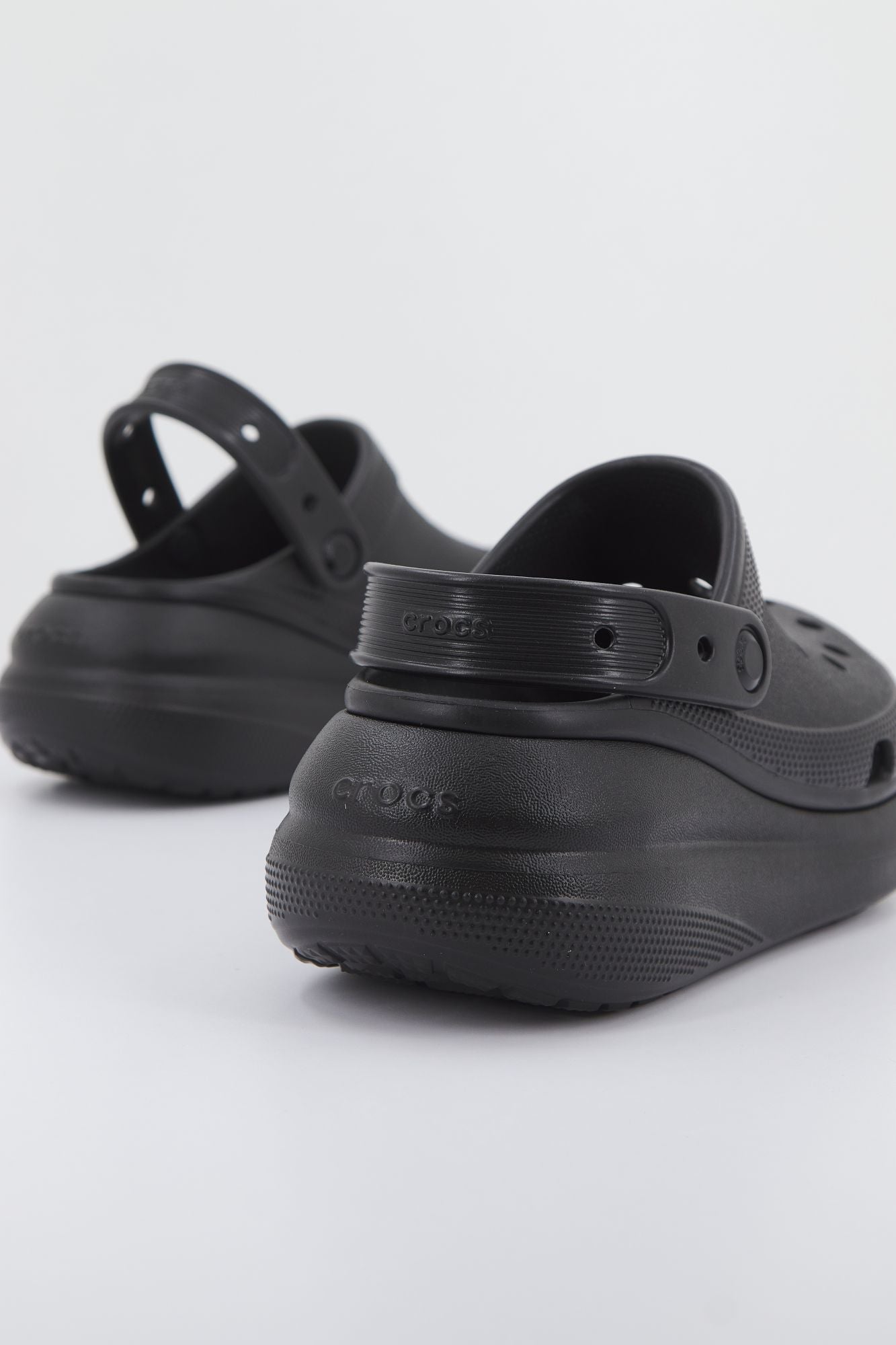 CROCS CLASSIC CRUSH CLOG en color NEGRO (2)