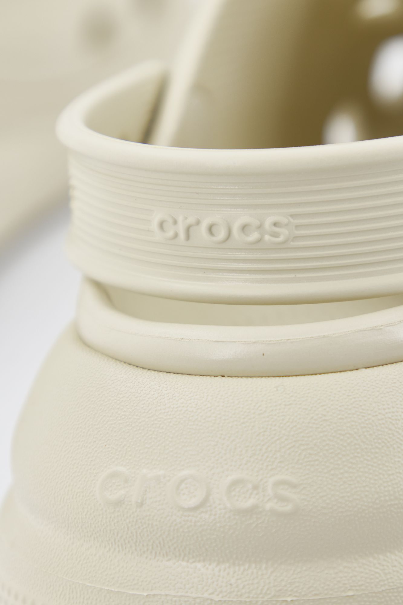 CROCS CLASSIC CRUSH CLOG en color BEIS (4)