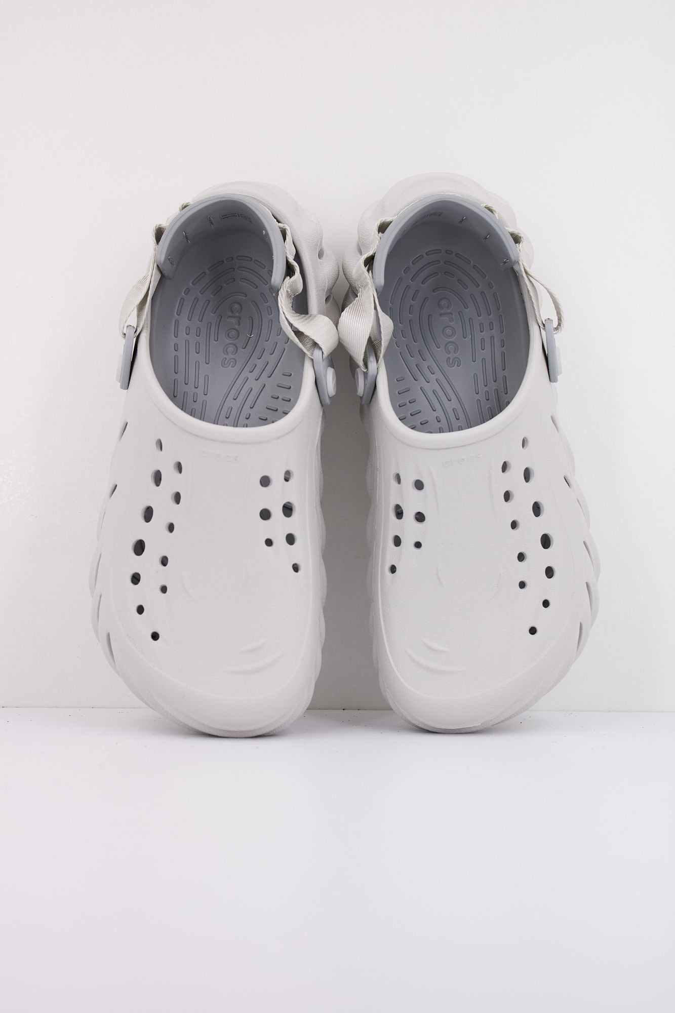 CROCS ECHO CLOG en color GRIS (3)