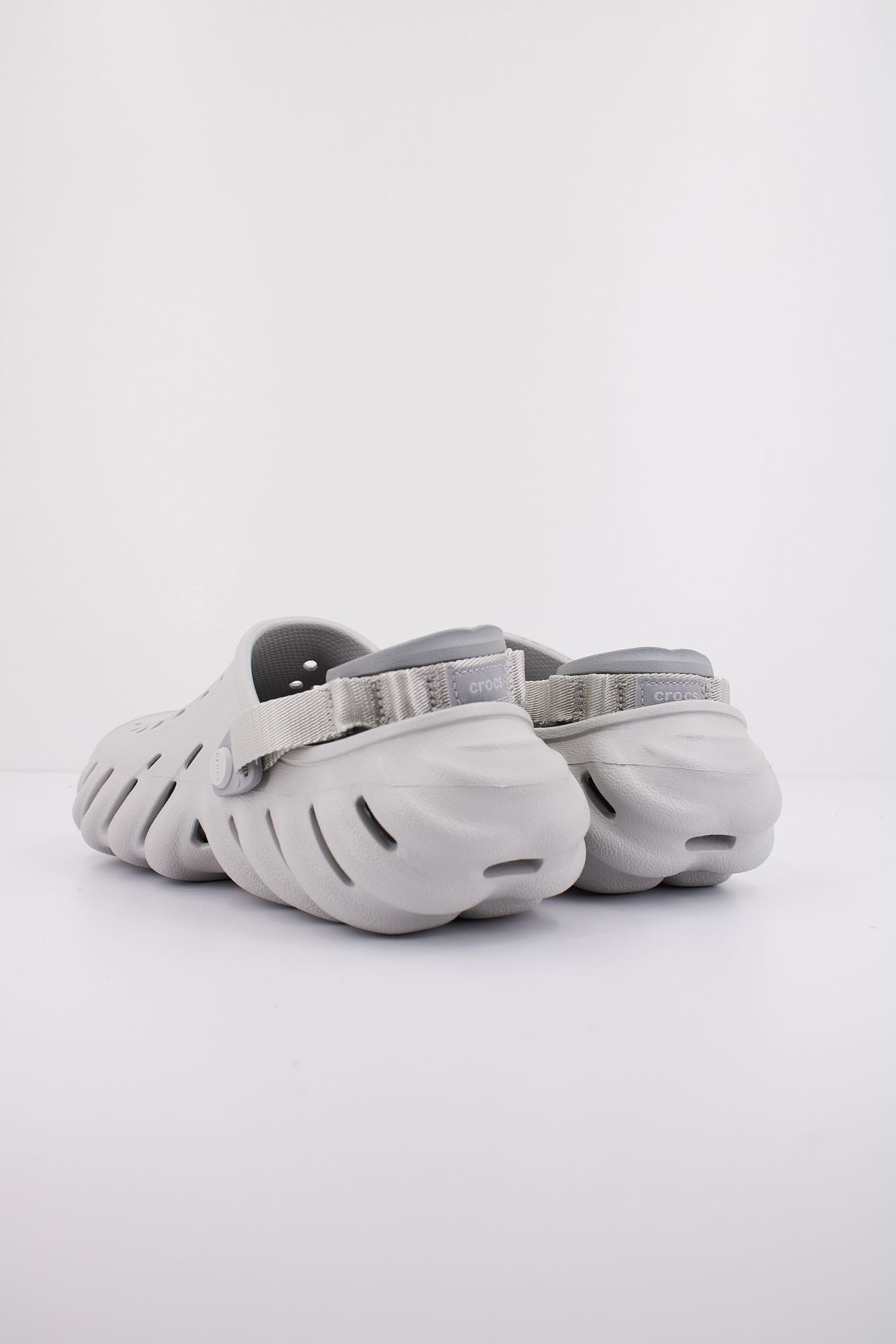 CROCS ECHO CLOG en color GRIS (4)