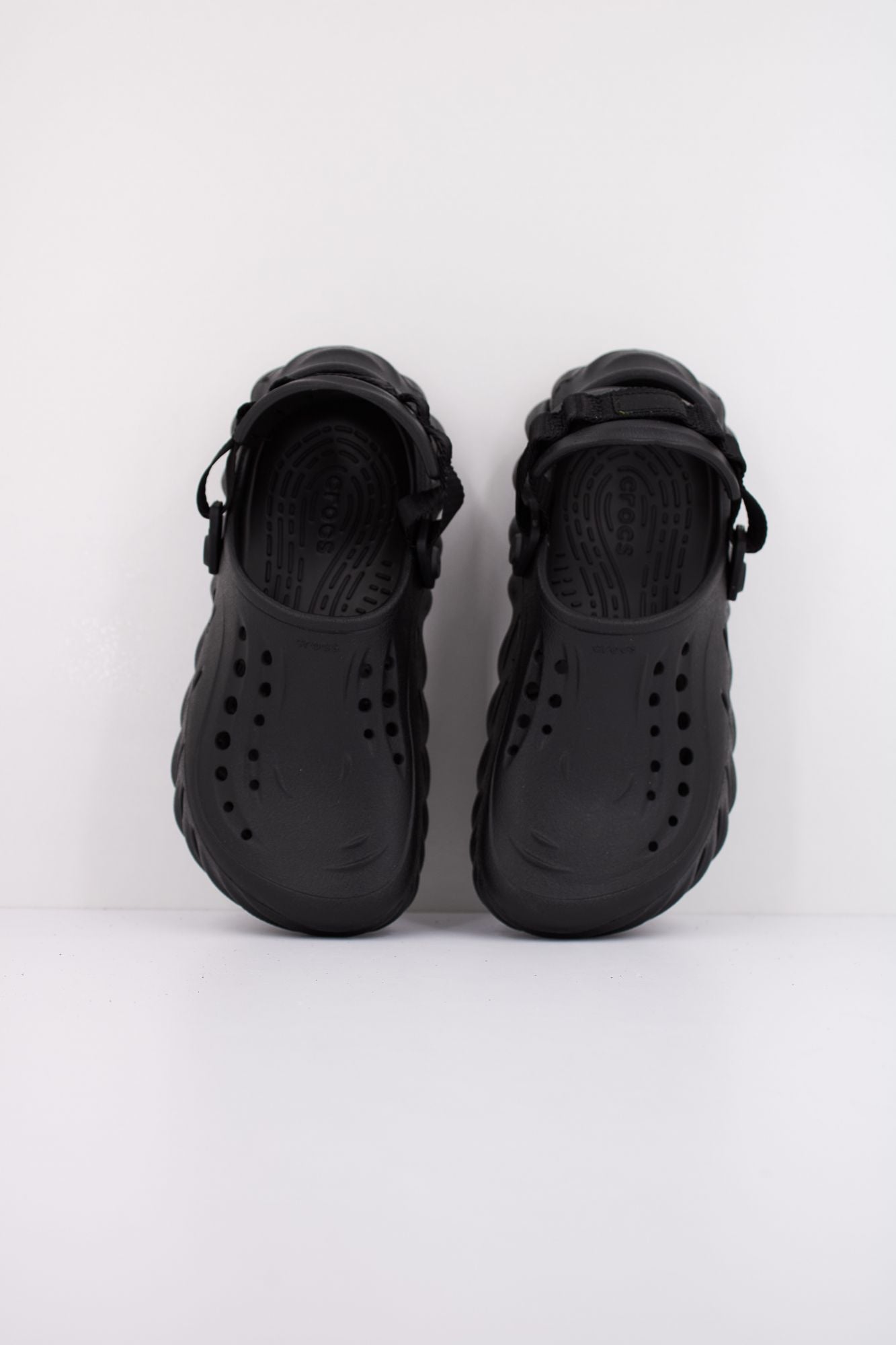 CROCS ECHO CLOG en color NEGRO (3)