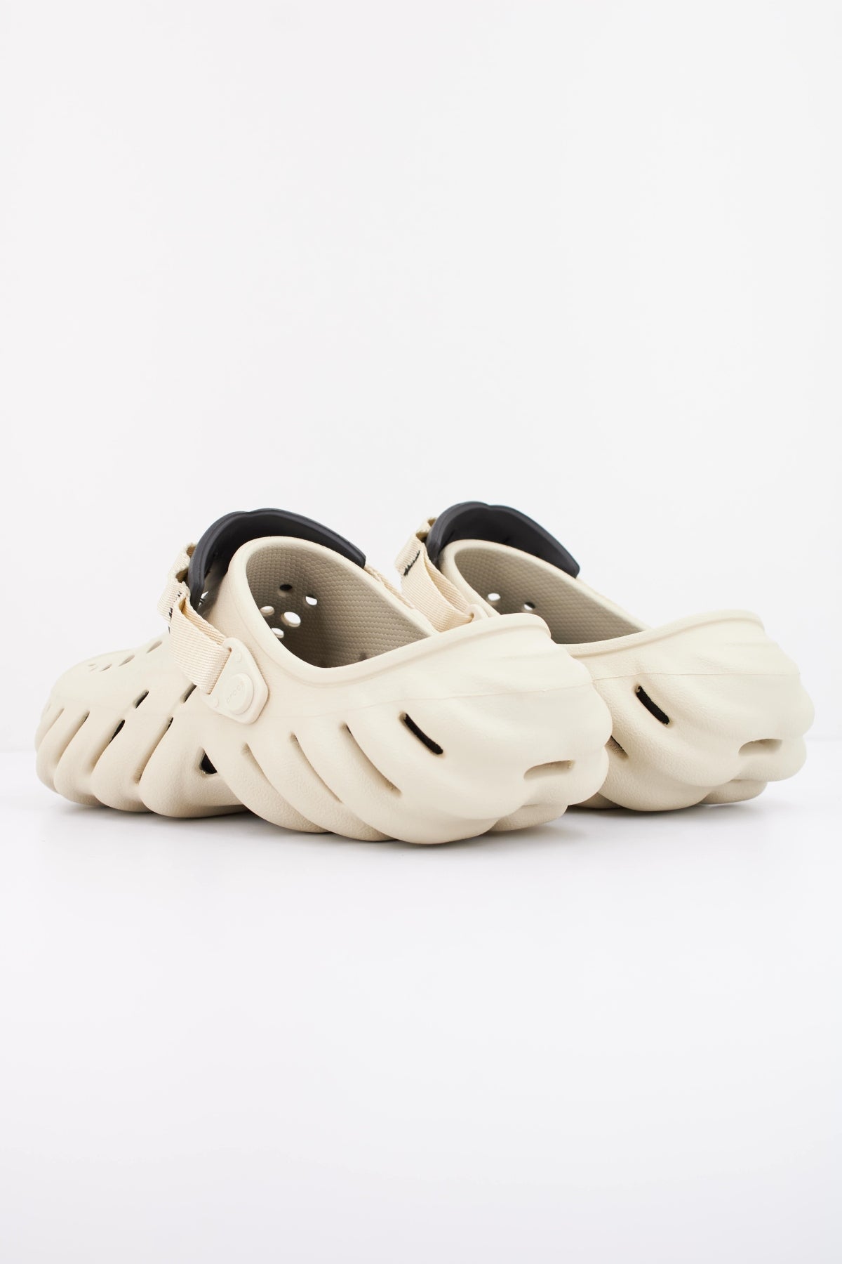 CROCS ECHO CLOG en color BEIS (4)