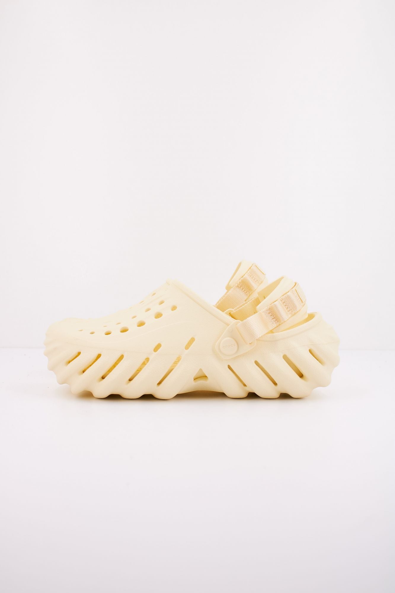 CROCS ECHO CLOG en color AMARILLO (1)