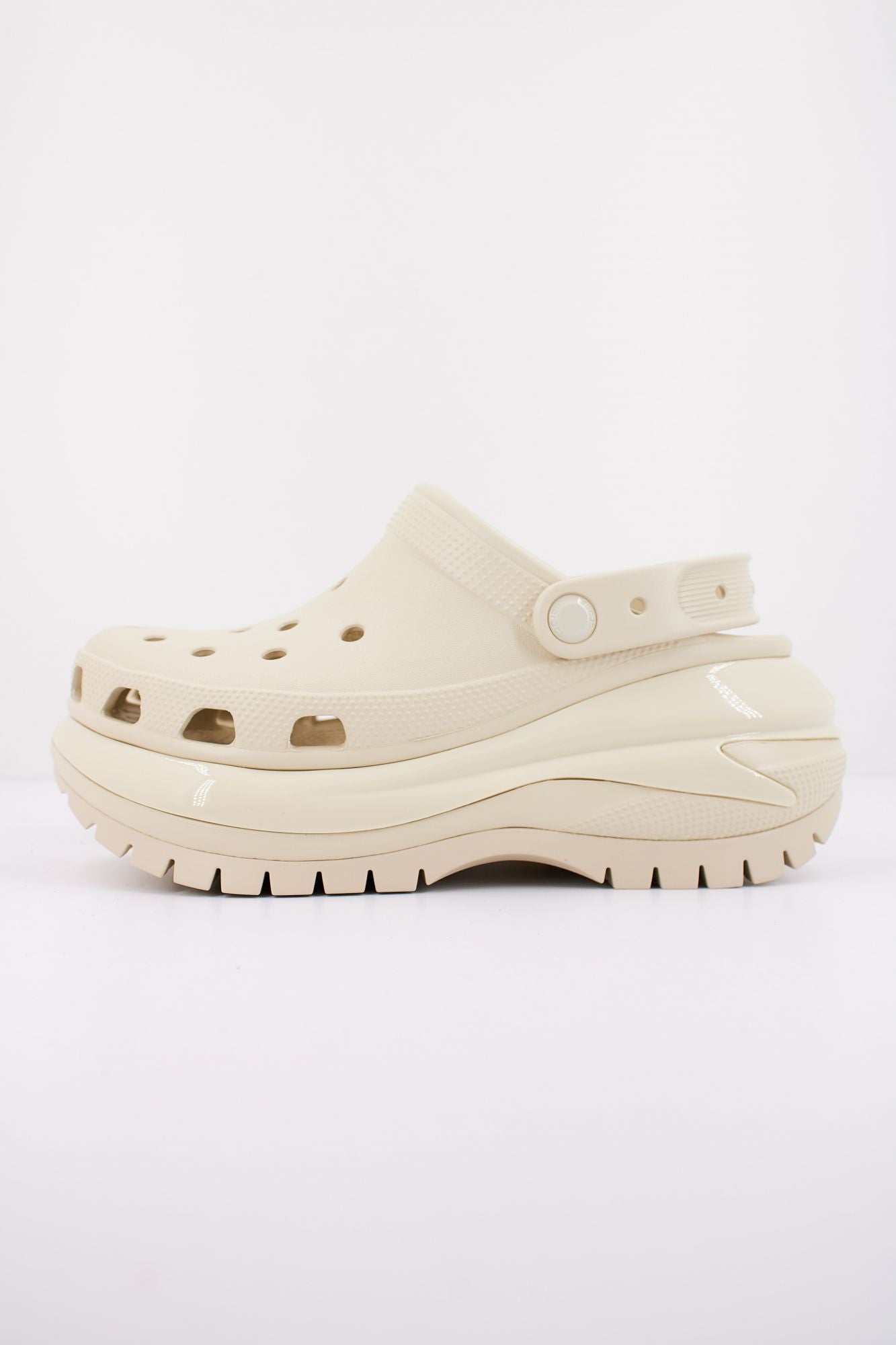 CROCS CLASSIC MEGA CRUSH CLOG en color BLANCO (1)