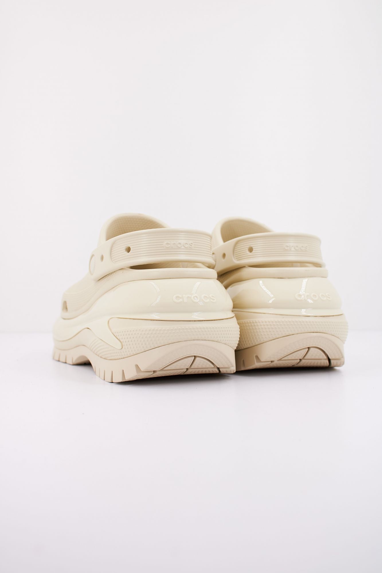CROCS CLASSIC MEGA CRUSH CLOG en color BLANCO (3)