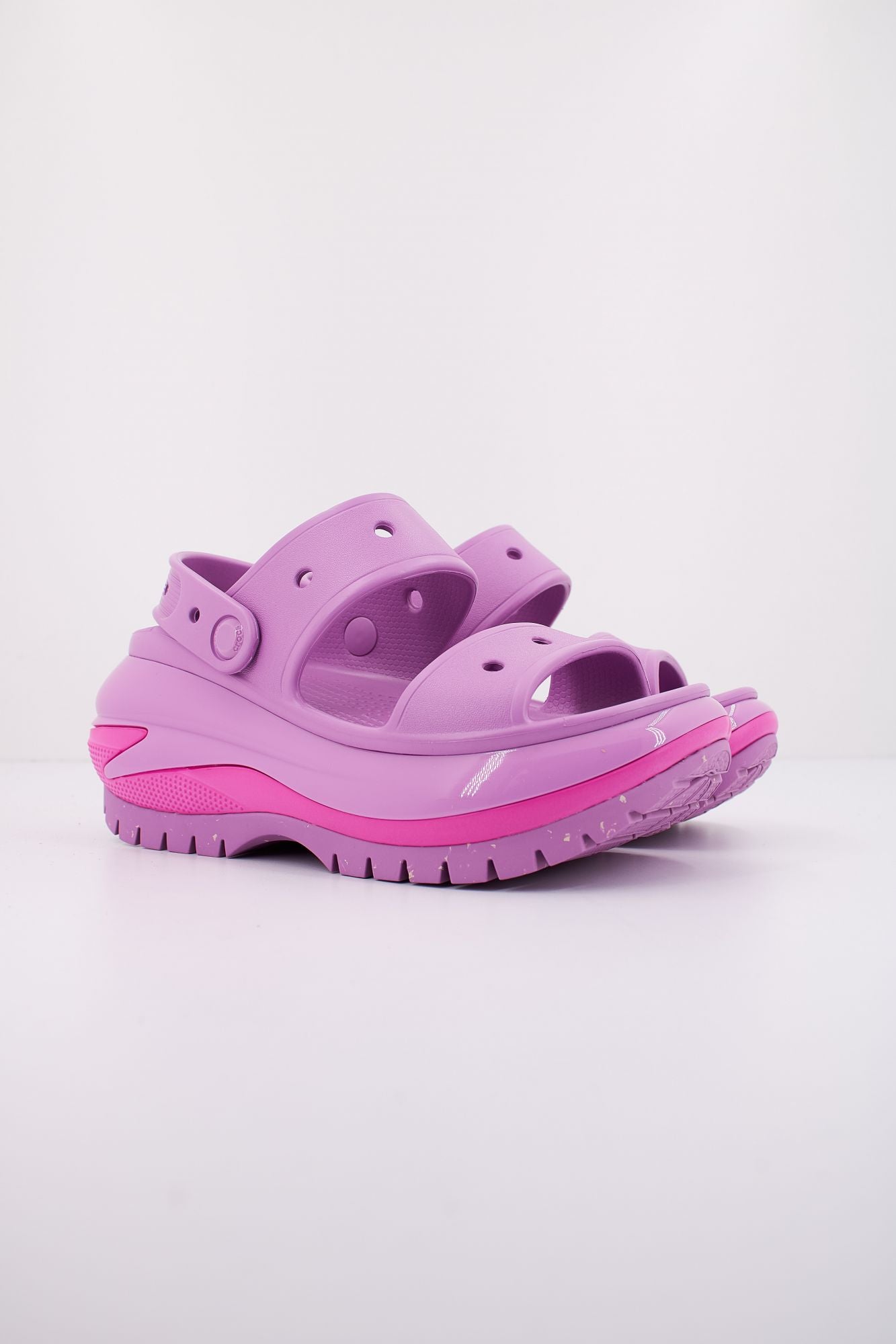 CROCS CLASSIC MEGA CRUSH SANDAL en color VIOLETA (2)