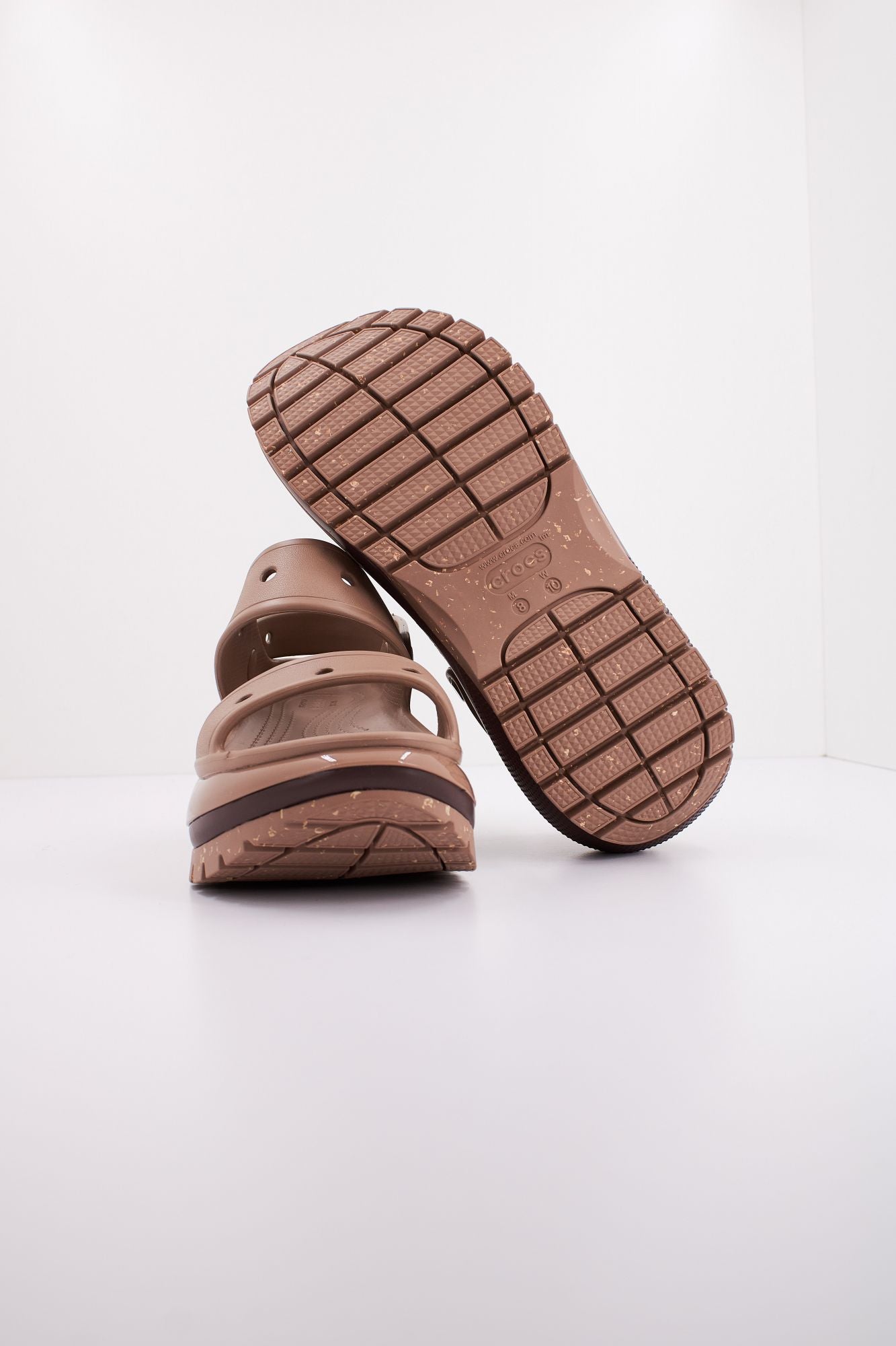 CROCS CLASSIC MEGA CRUSH SANDAL en color MARRON (4)