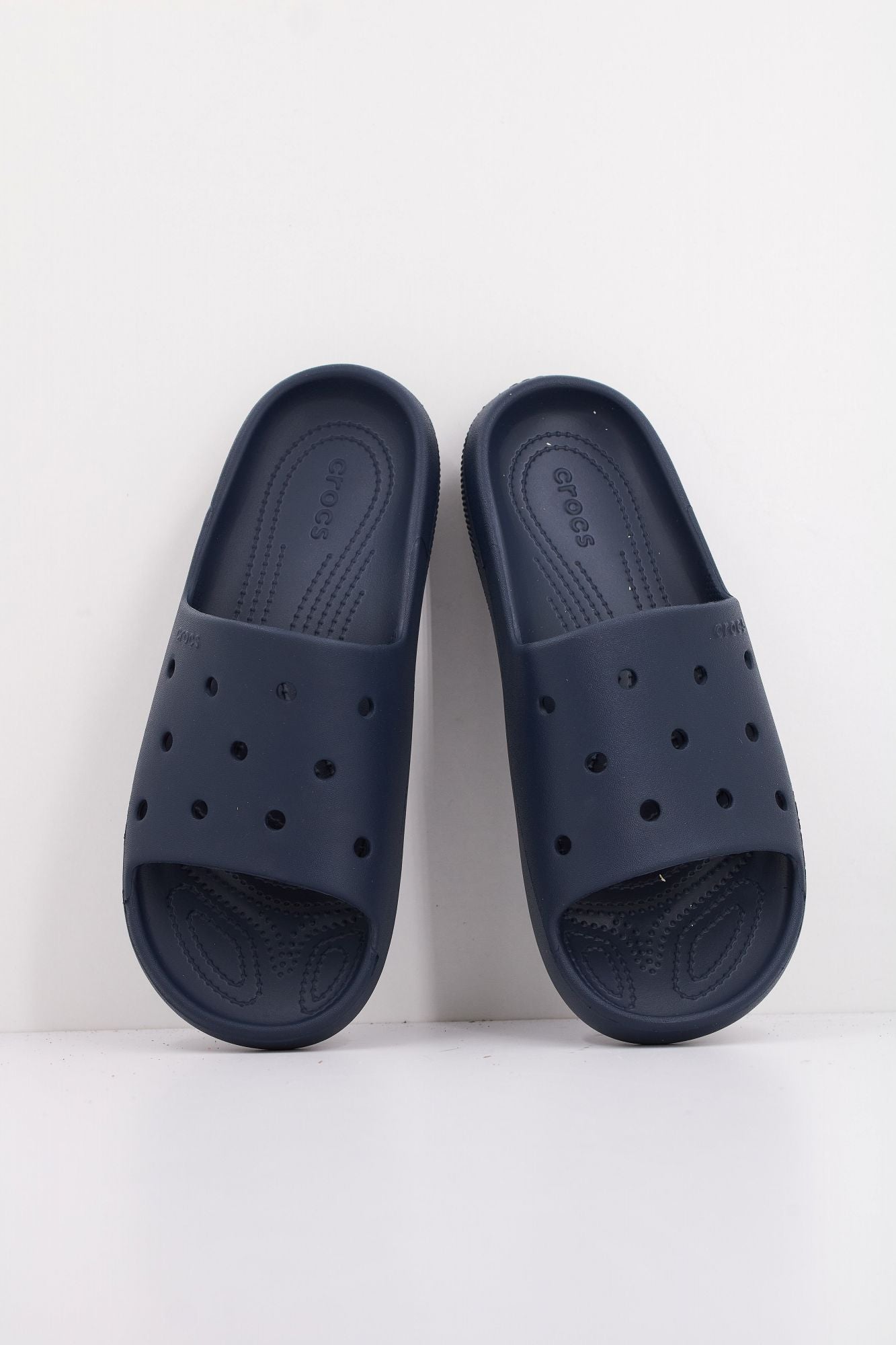 CROCS CLASSIC SLIDE V2 U en color AZUL (3)