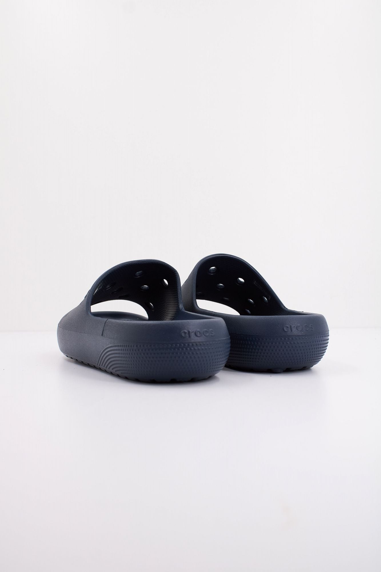 CROCS CLASSIC SLIDE V2 U en color AZUL (4)