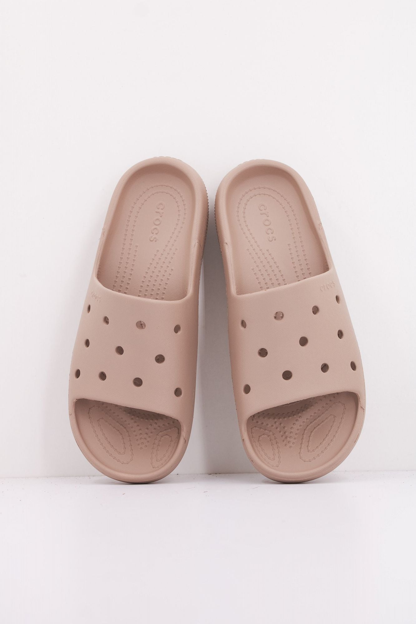 CROCS CLASSIC SLIDE V2 U en color MARRON (3)