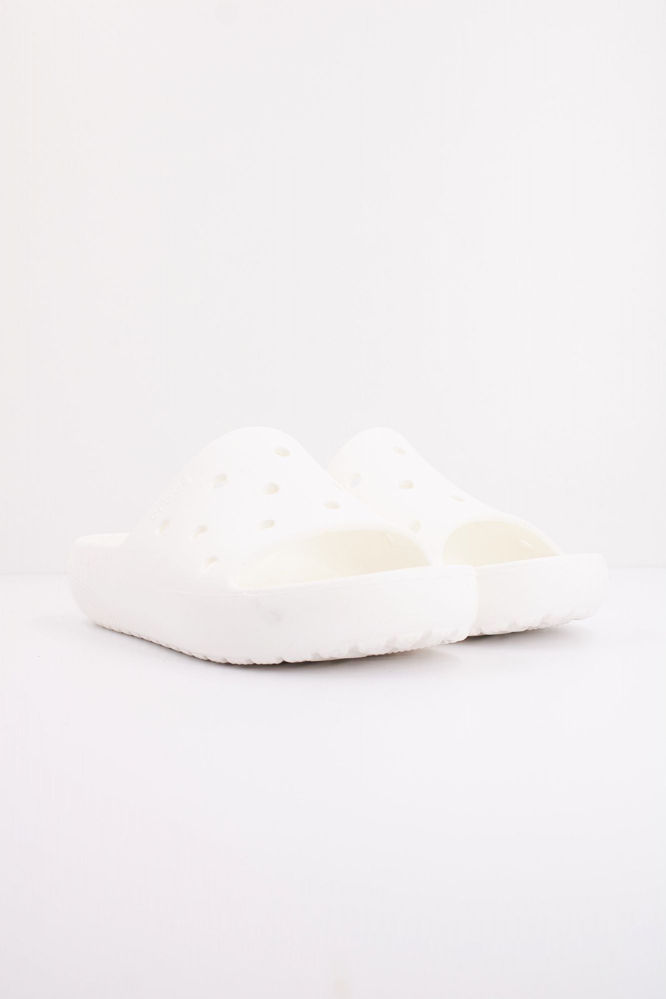 CROCS CLASSIC SLIDE V2 U en color BLANCO (2)