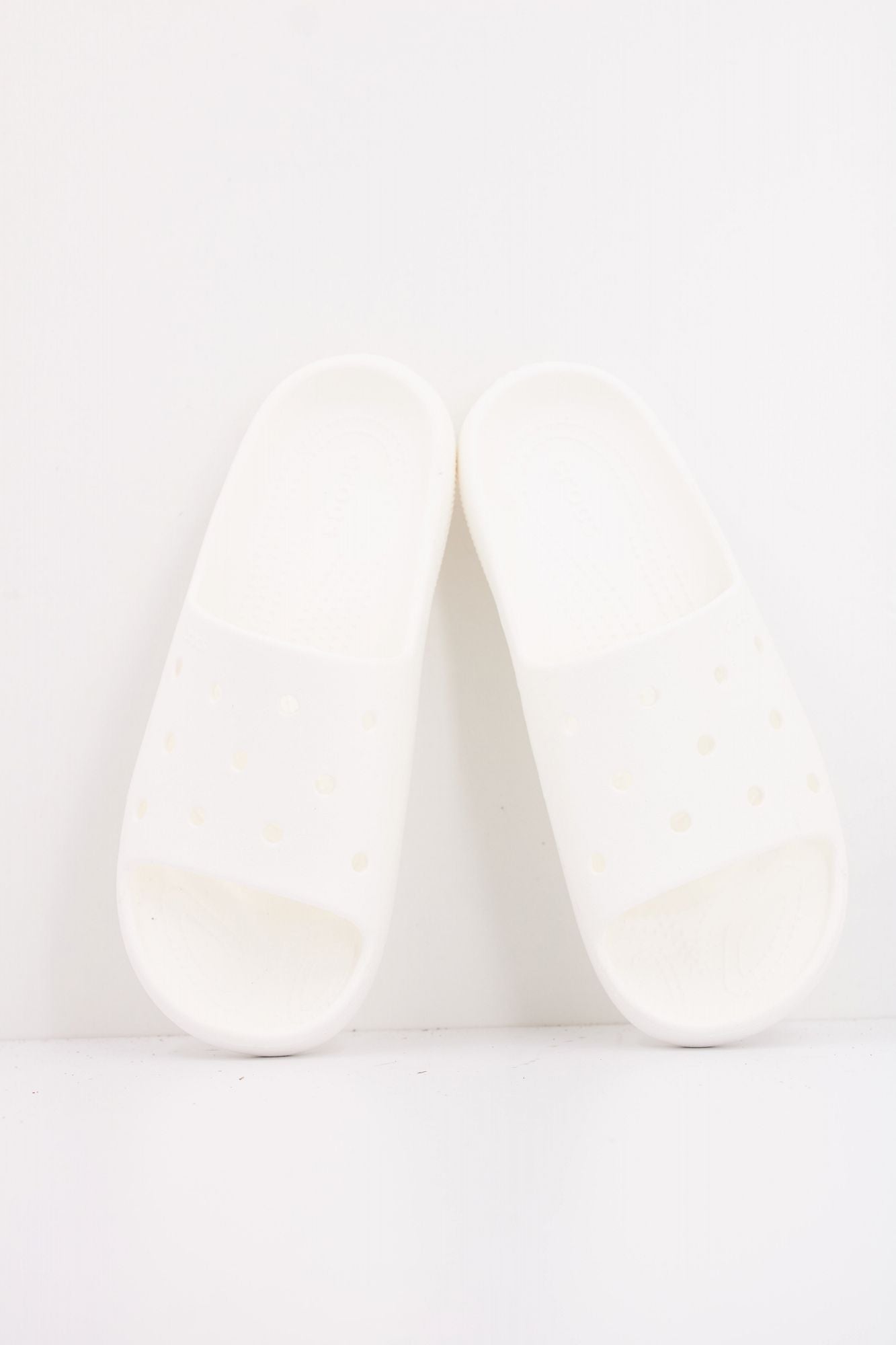 CROCS CLASSIC SLIDE V2 U en color BLANCO (3)