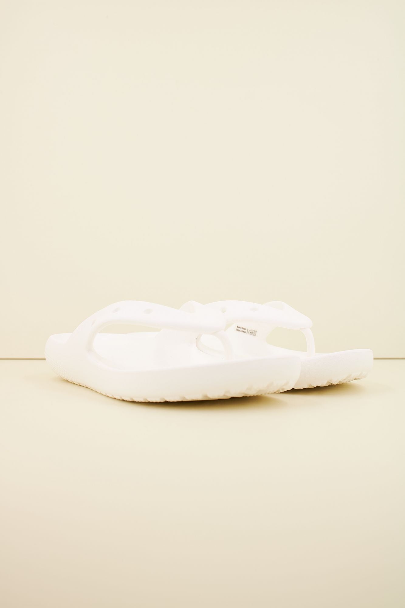 CROCS CLASSIC FLIP V2 en color BLANCO (2)