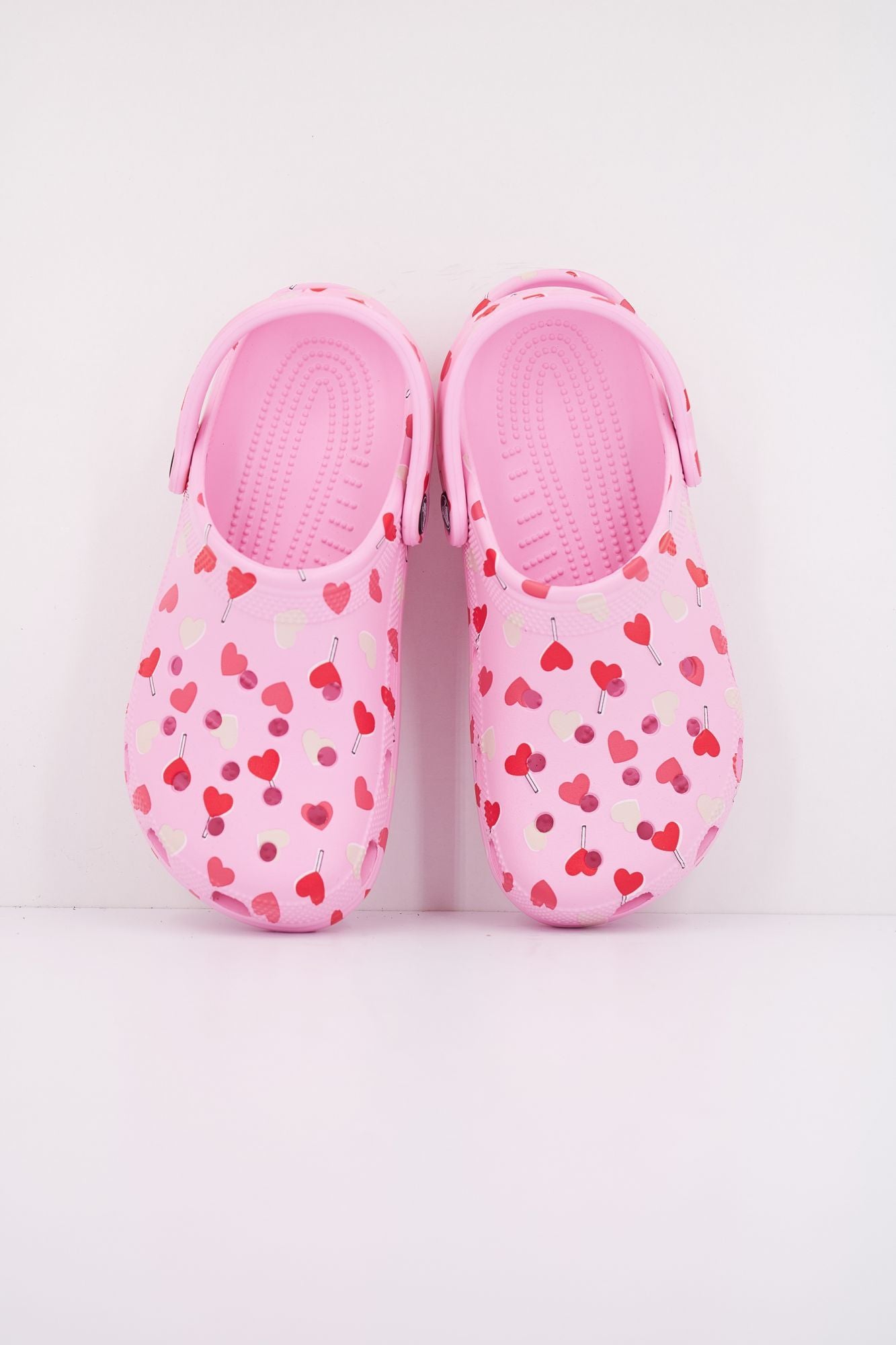 CROCS CLASSIC VDAY CLOG en color ROSA (3)