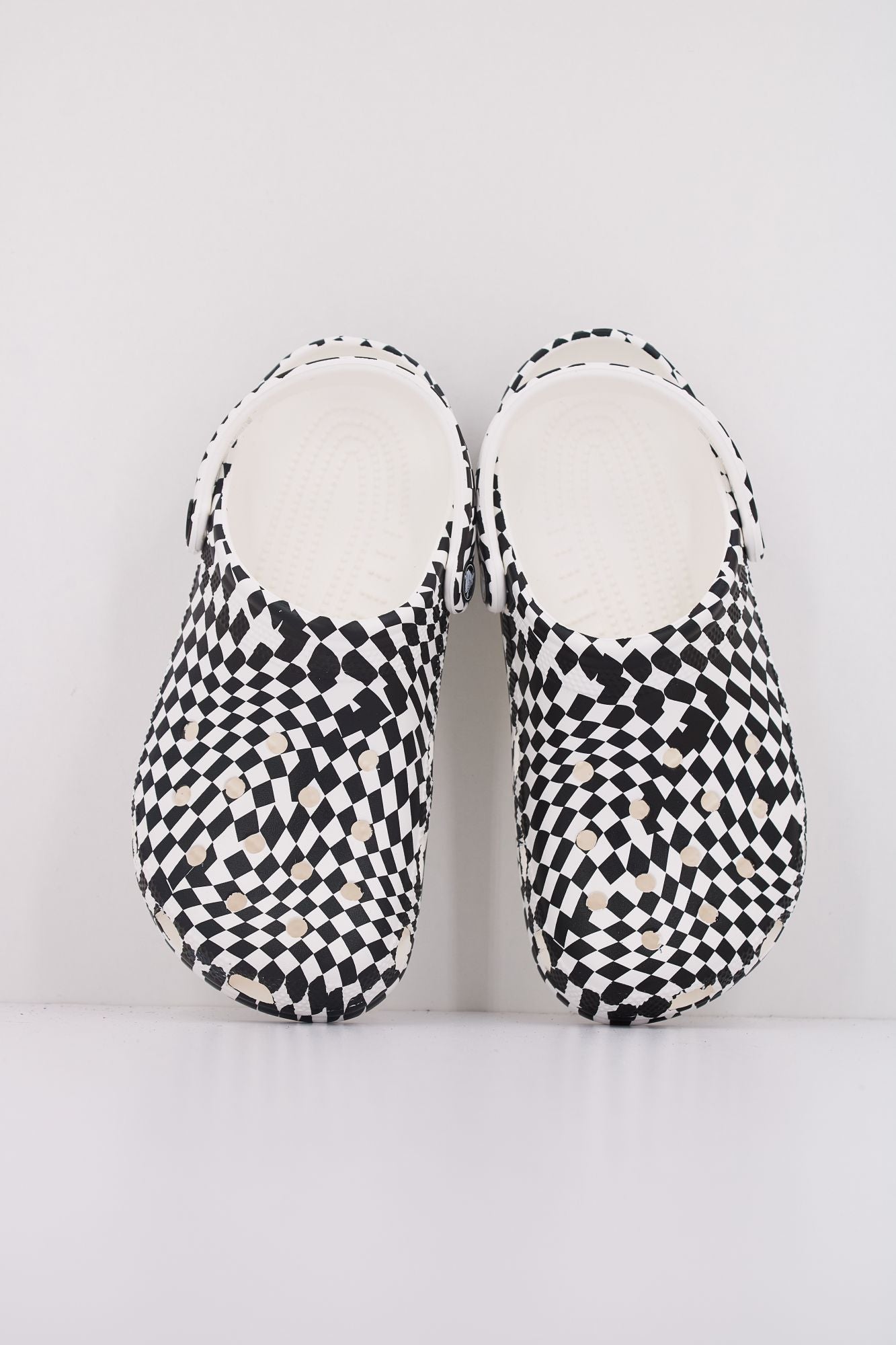 CROCS CLASSIC WARPED CHECKER CLOG en color BLANCO (3)