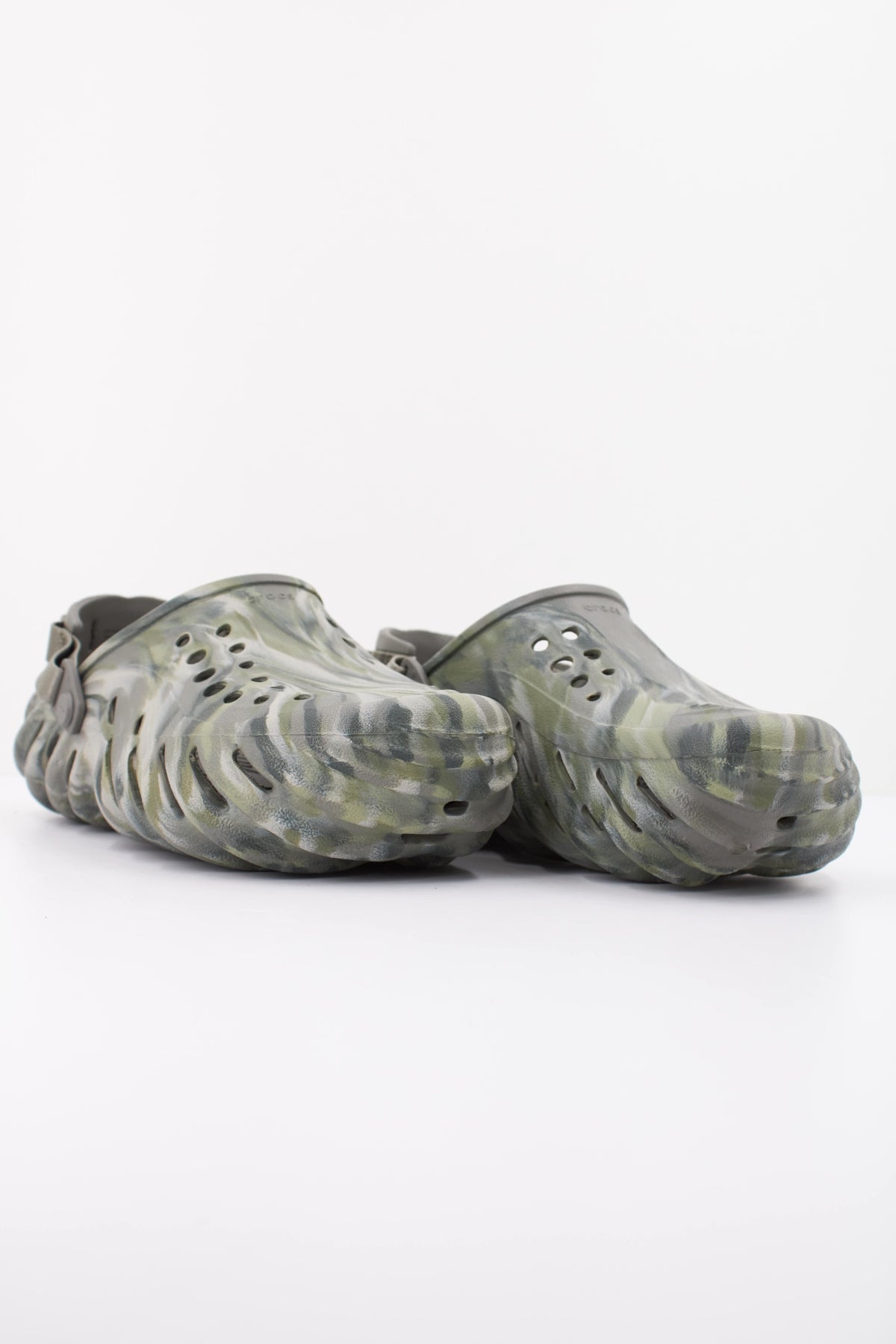 CROCS ZUHECOS ECHO MARBLED CLOG en color VERDE (2)