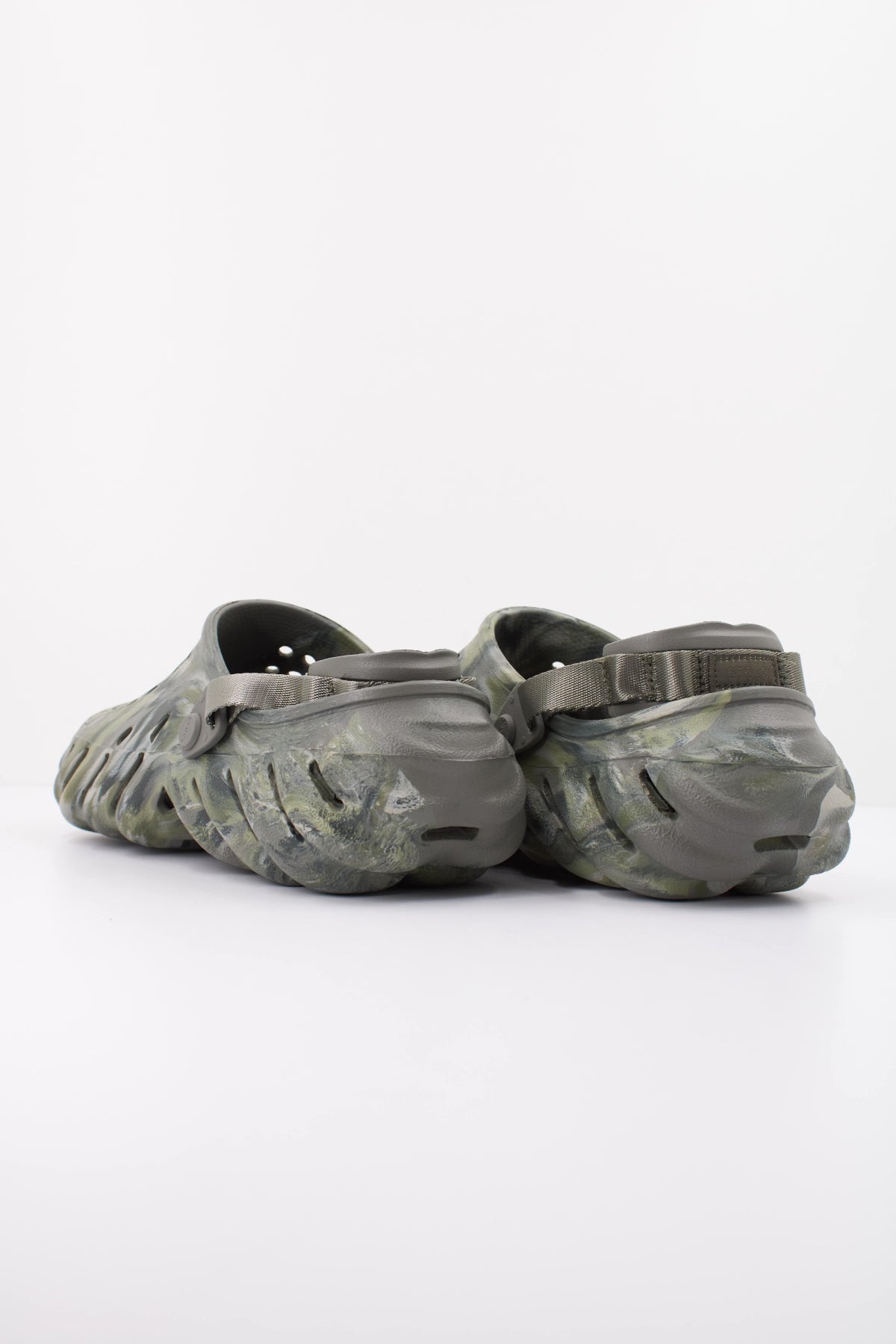 CROCS ZUHECOS ECHO MARBLED CLOG en color VERDE (4)