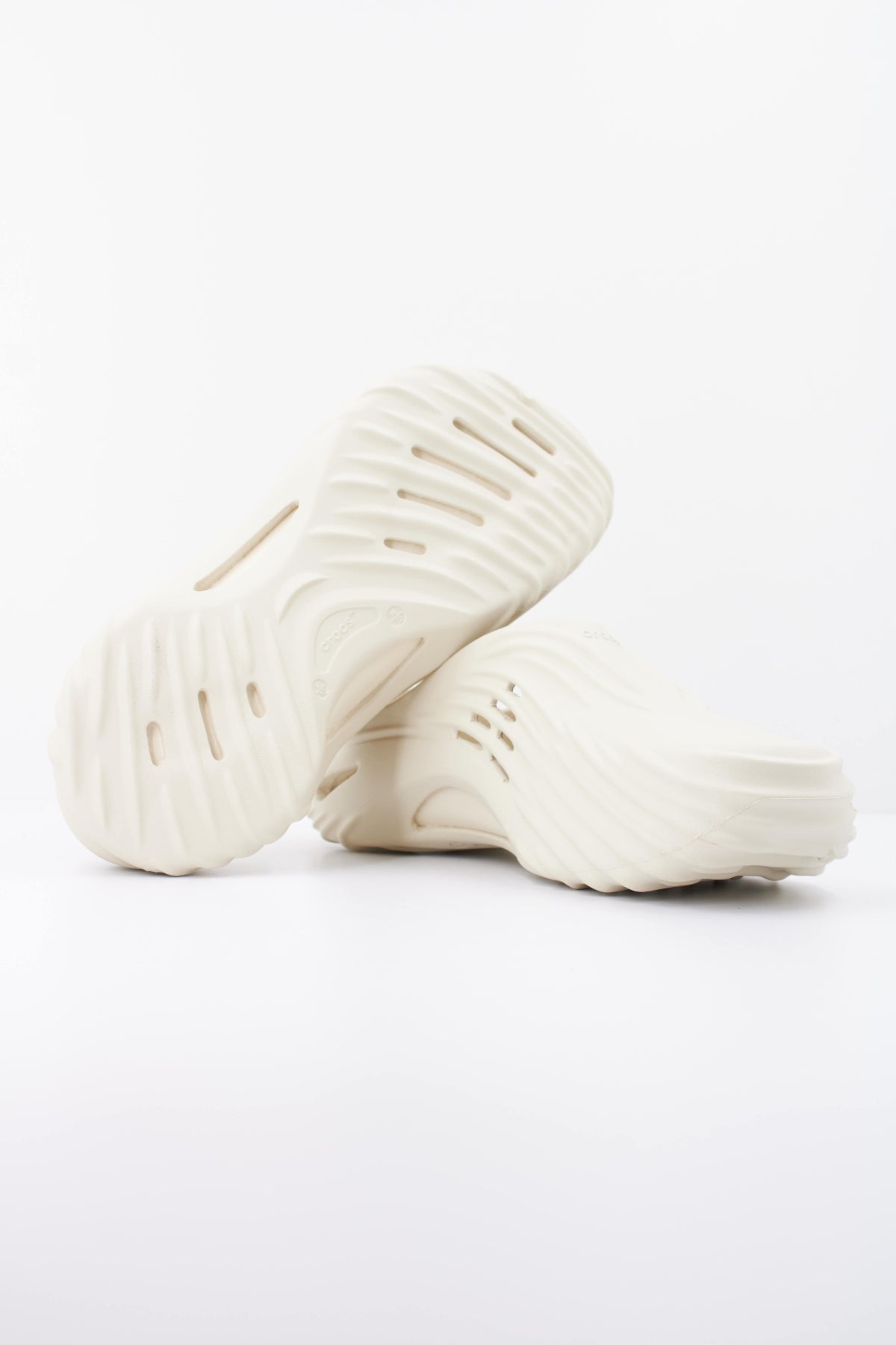 CROCS ECHO WAVE U en color BEIS (5)