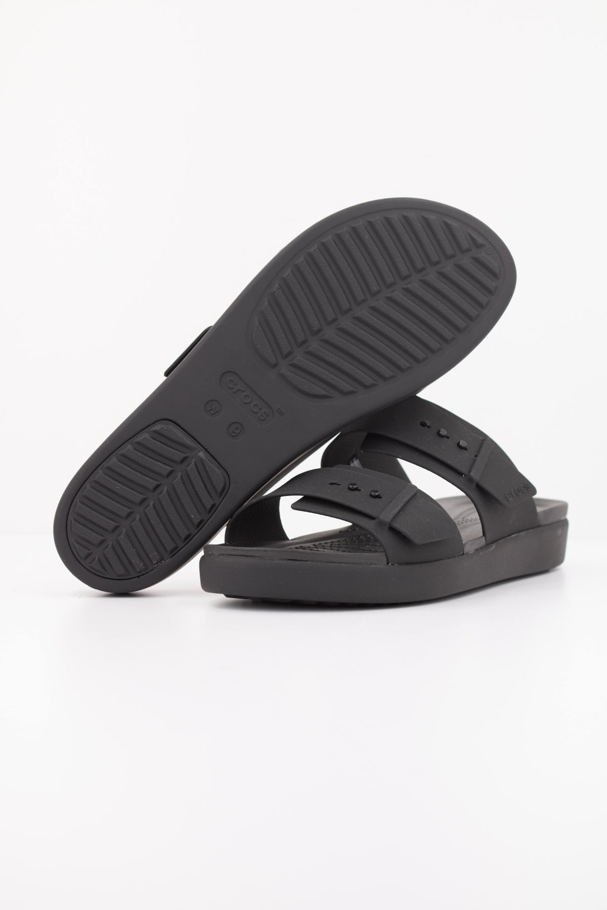 CROCS BROOKLYN BUCKLE en color NEGRO (5)