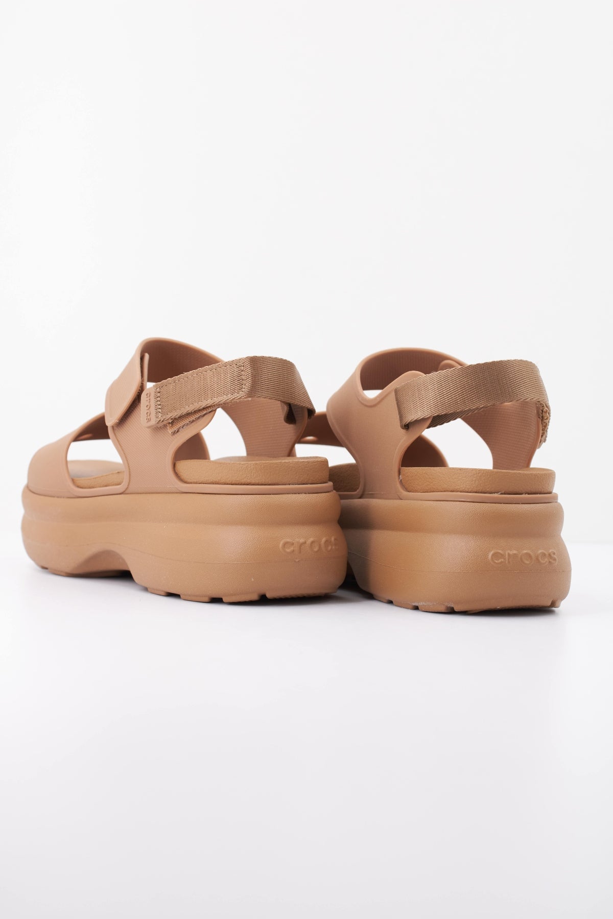CROCS SOHO Y STRAP en color MARRON (4)