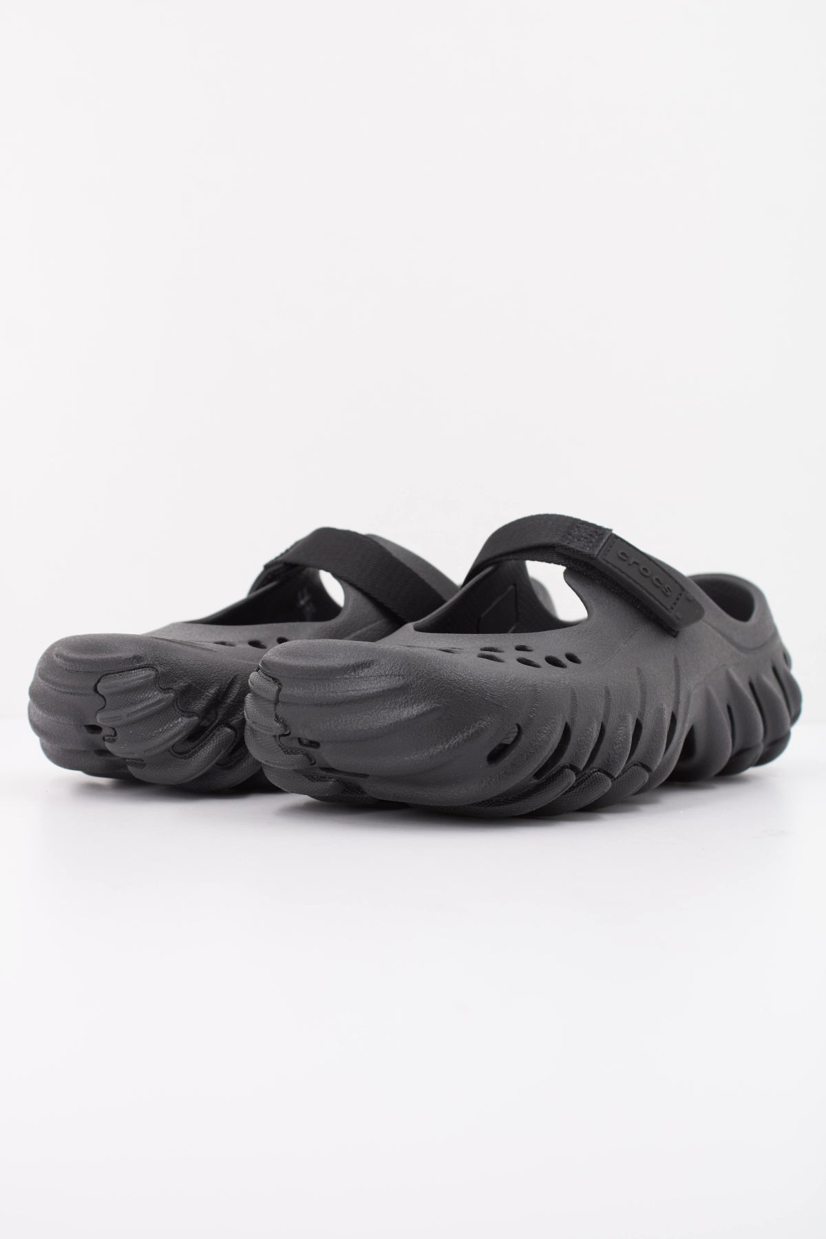 CROCS ECHO MARY JANE CLOG en color NEGRO (2)