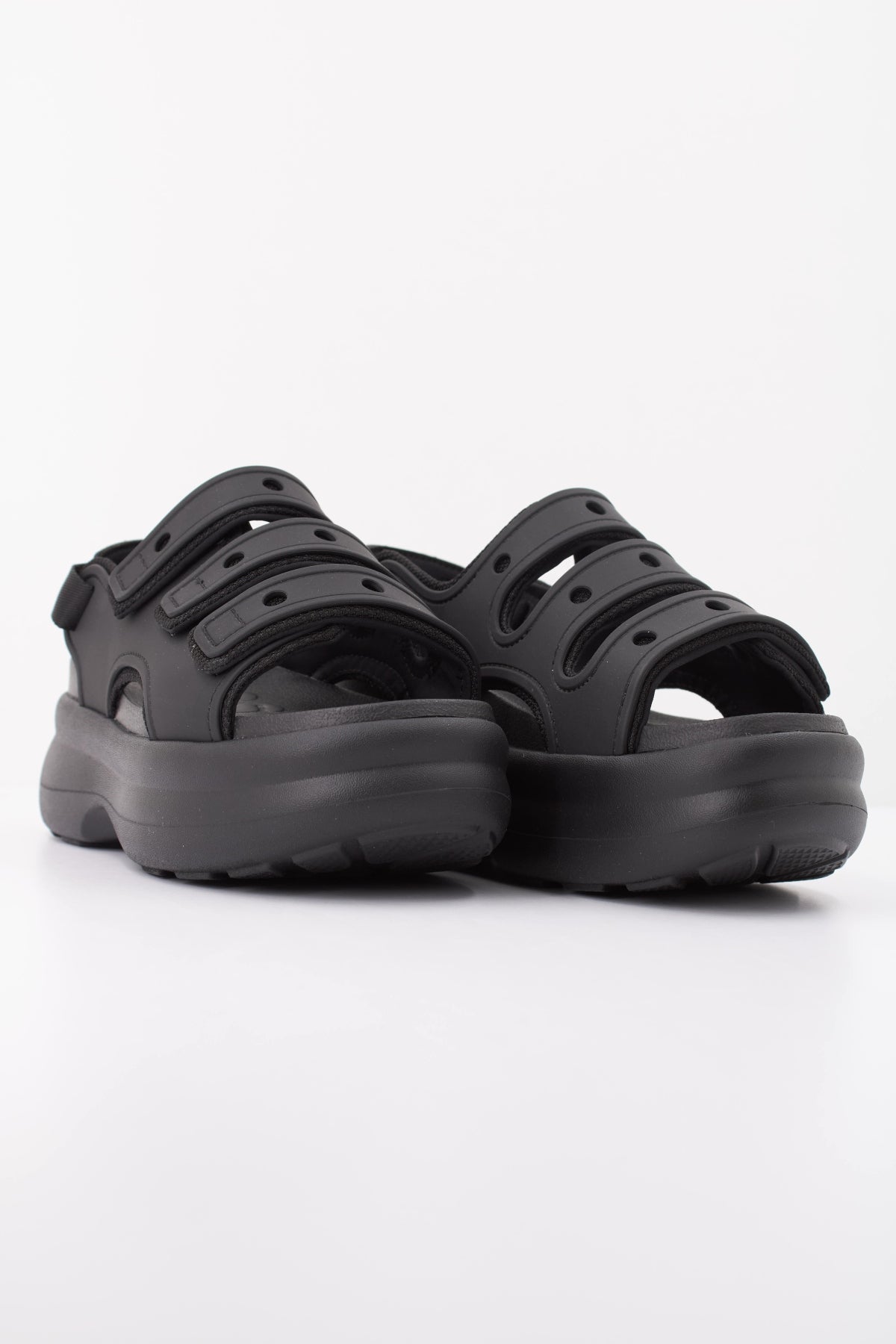 CROCS FROSTED SPORT SANDAL en color NEGRO (2)