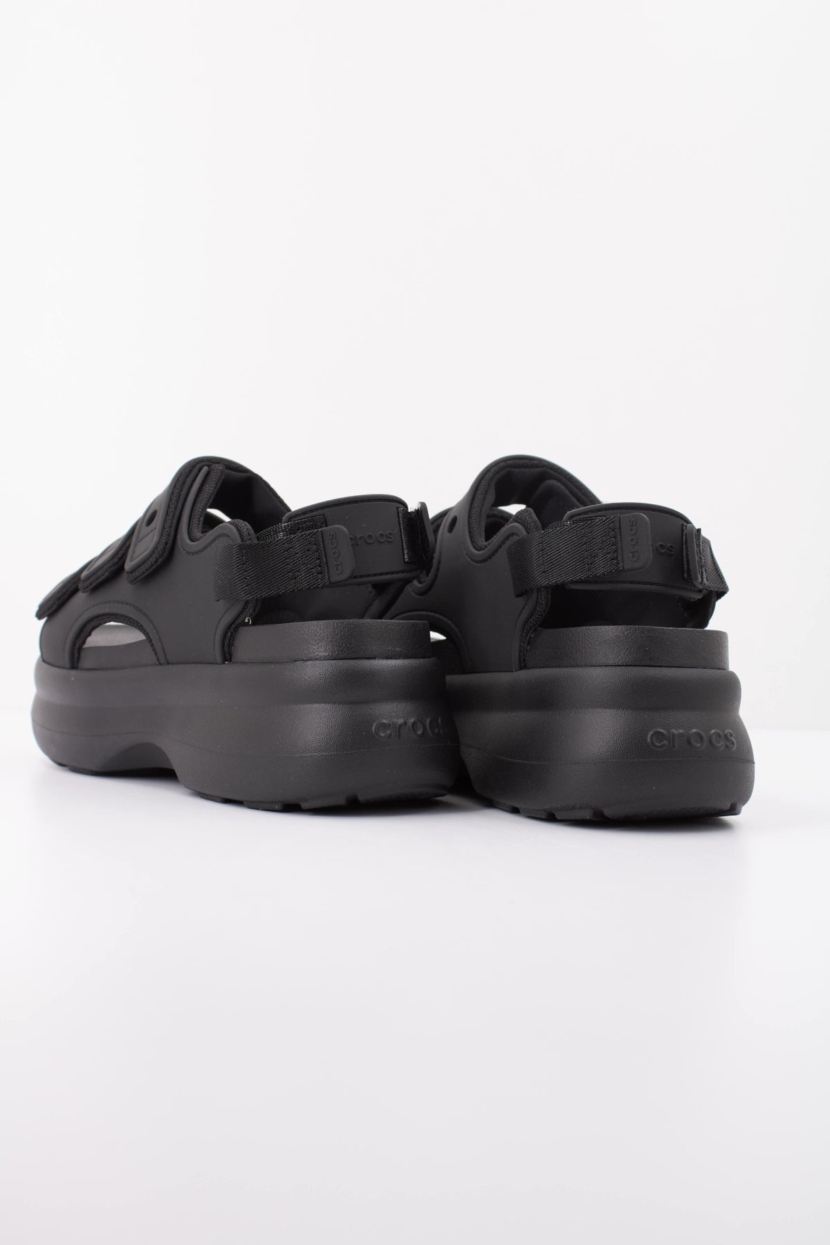 CROCS FROSTED SPORT SANDAL en color NEGRO (4)