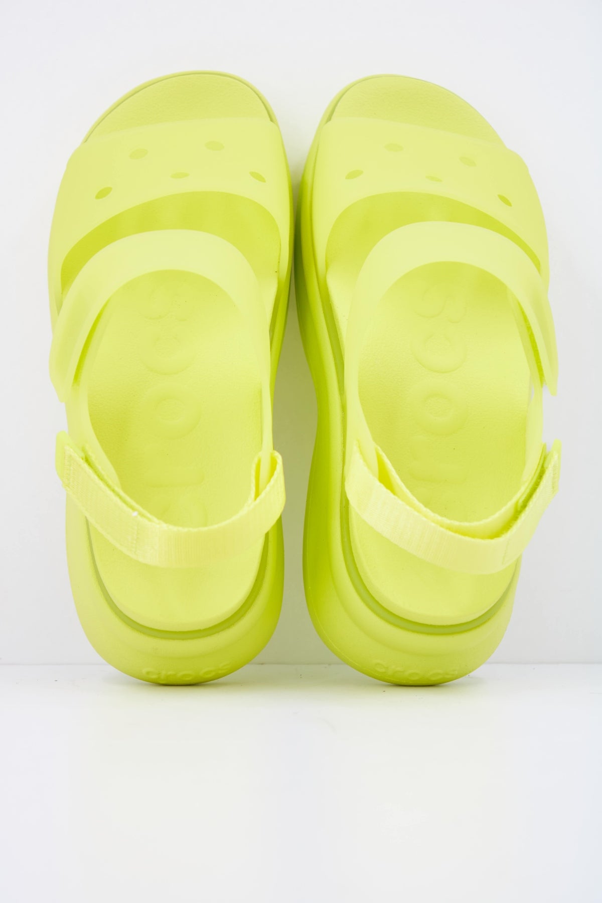 CROCS SOHO FROSTED Y STRAP en color AMARILLO (3)