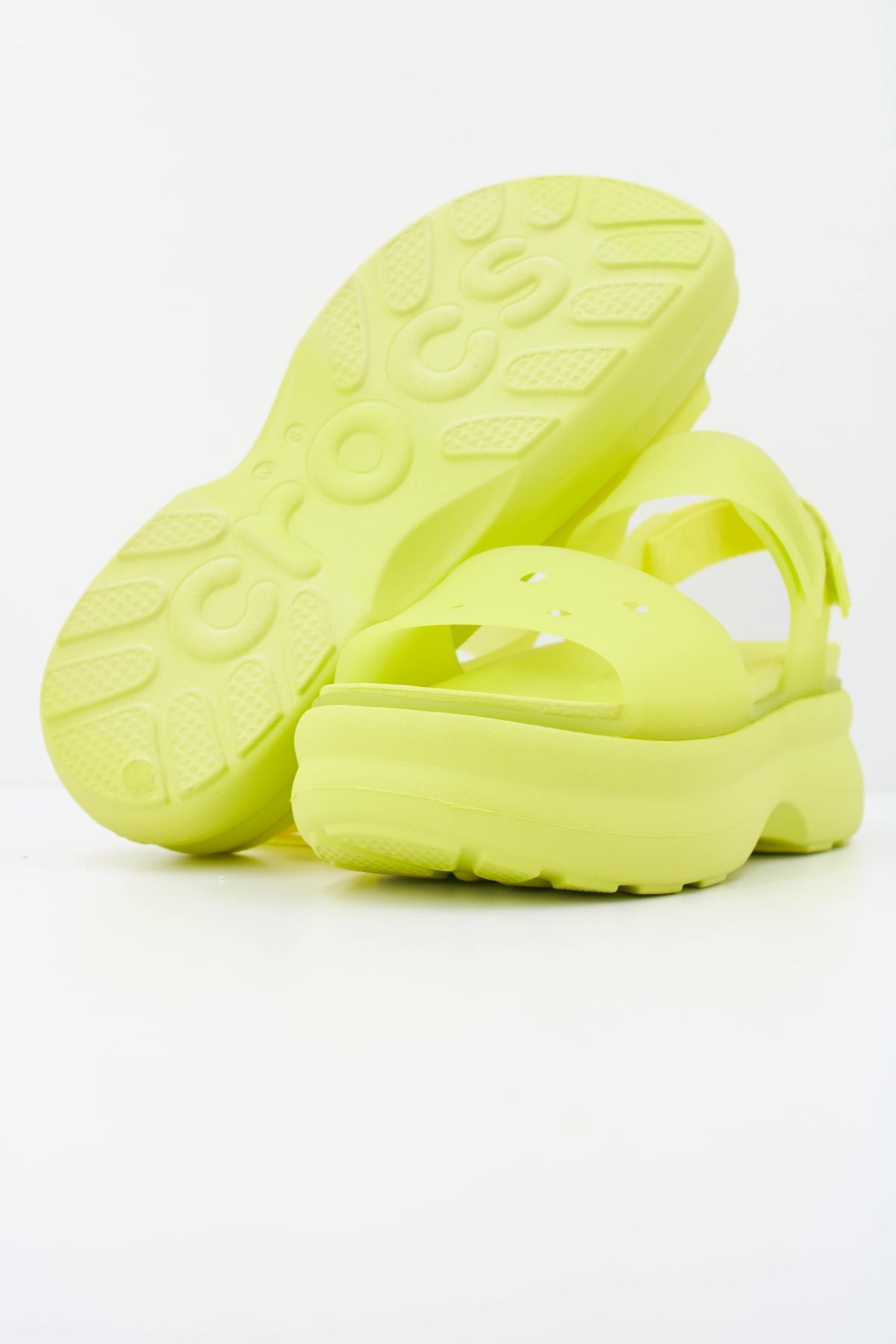 CROCS SOHO FROSTED Y STRAP en color AMARILLO (5)