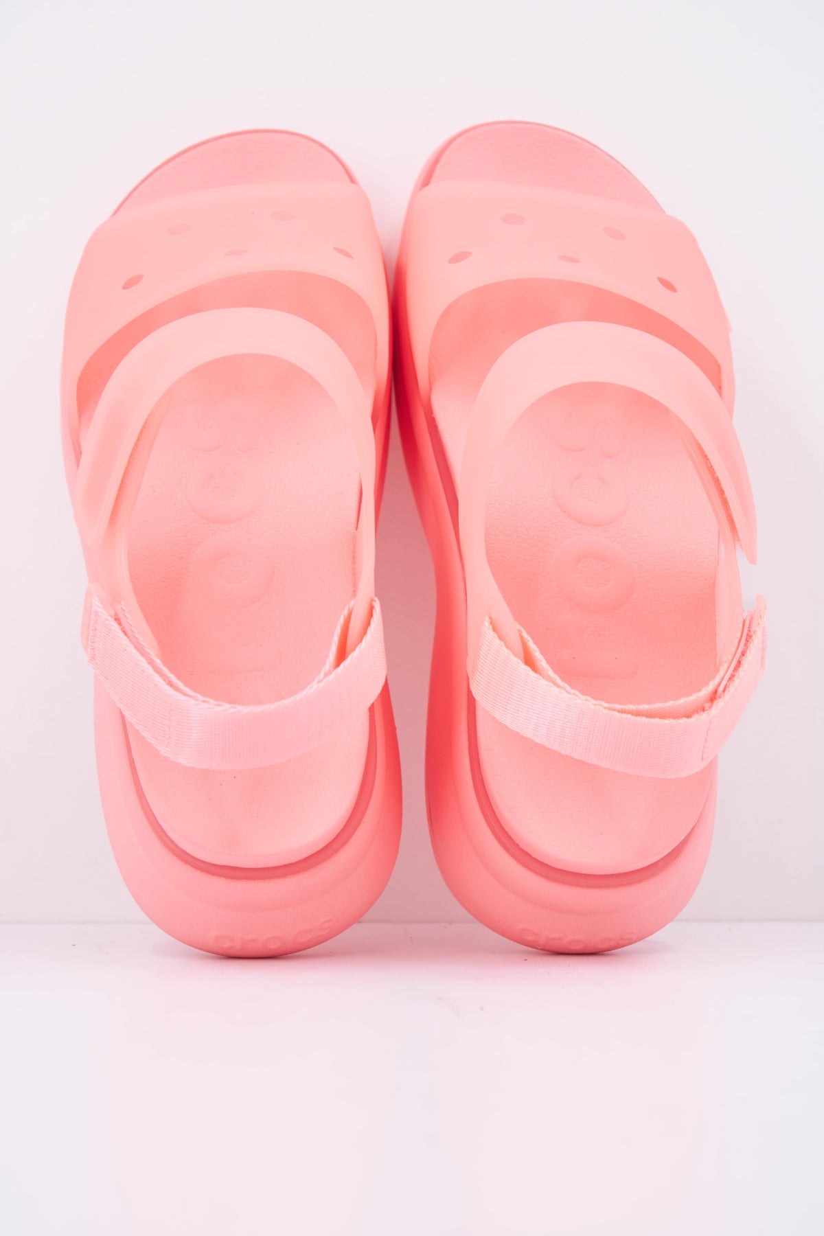 CROCS SOHO FROSTED Y STRAP en color ROSA (3)