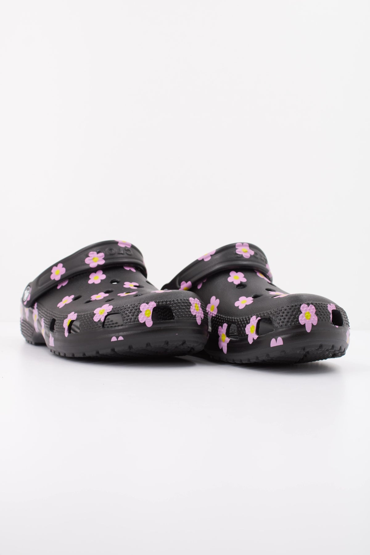 CROCS SANDALIA CLASSIC FLOWER CLO en color NEGRO (2)