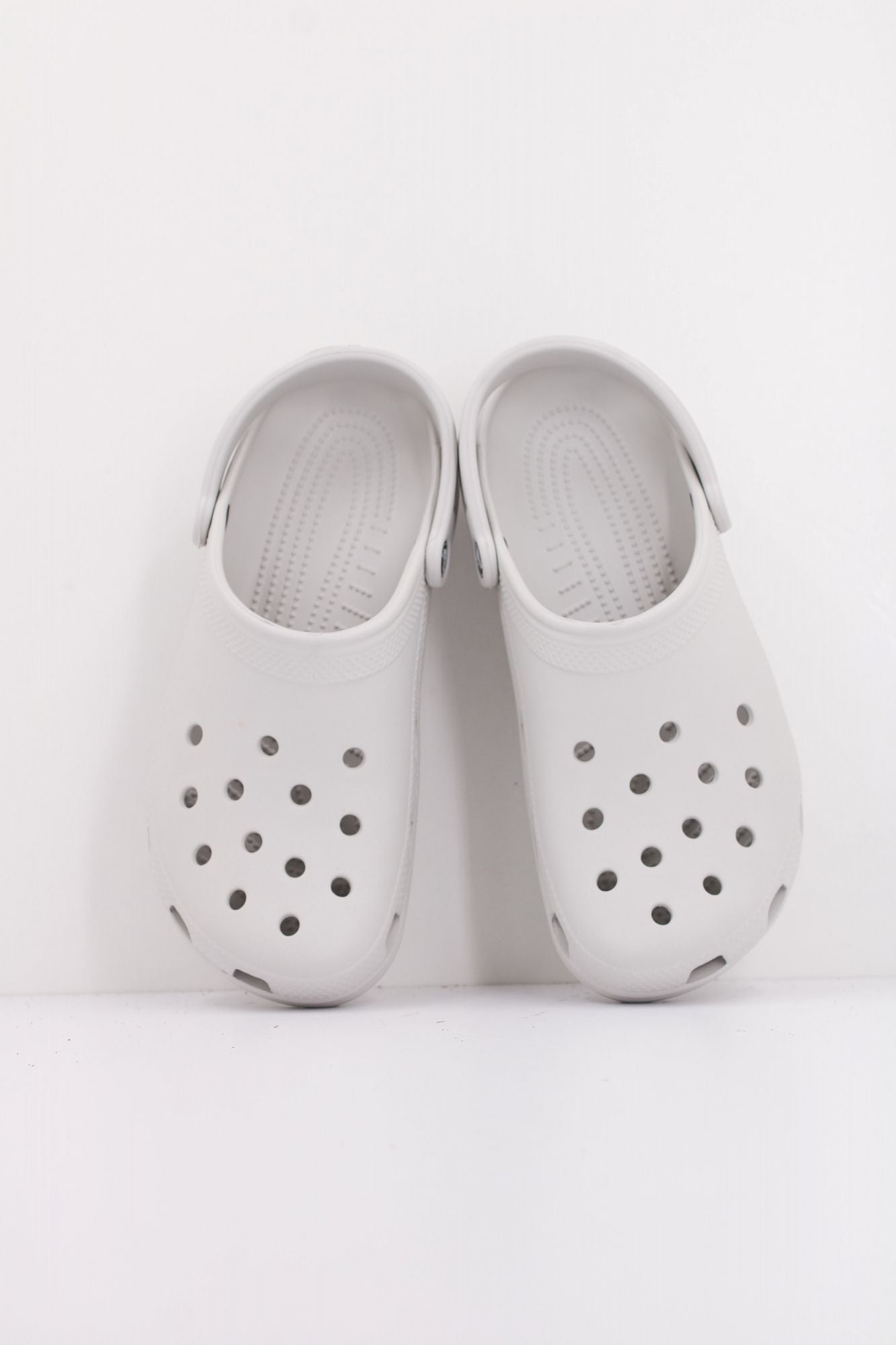 CROCS CLASSIC U en color GRIS (3)