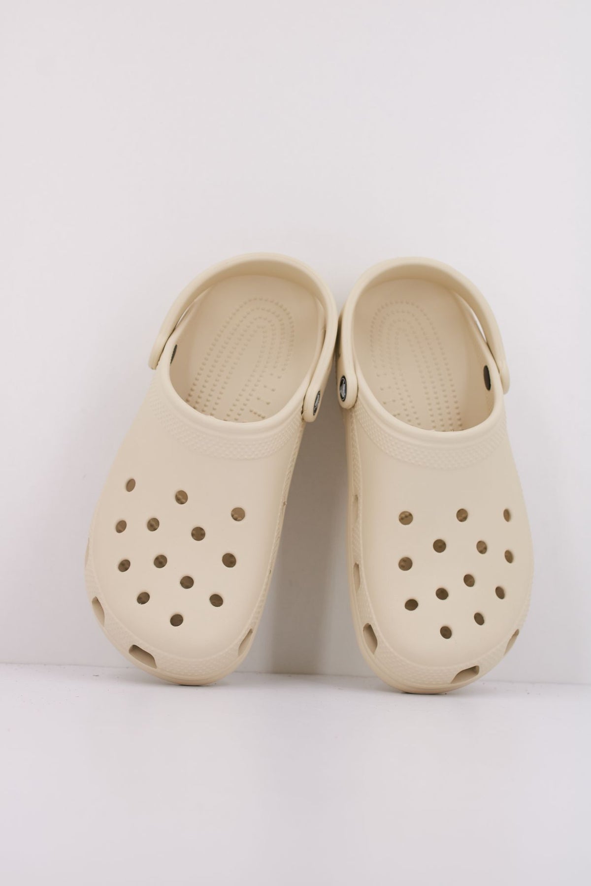 CROCS CLASSIC CLOG 10001 en color BEIS (3)