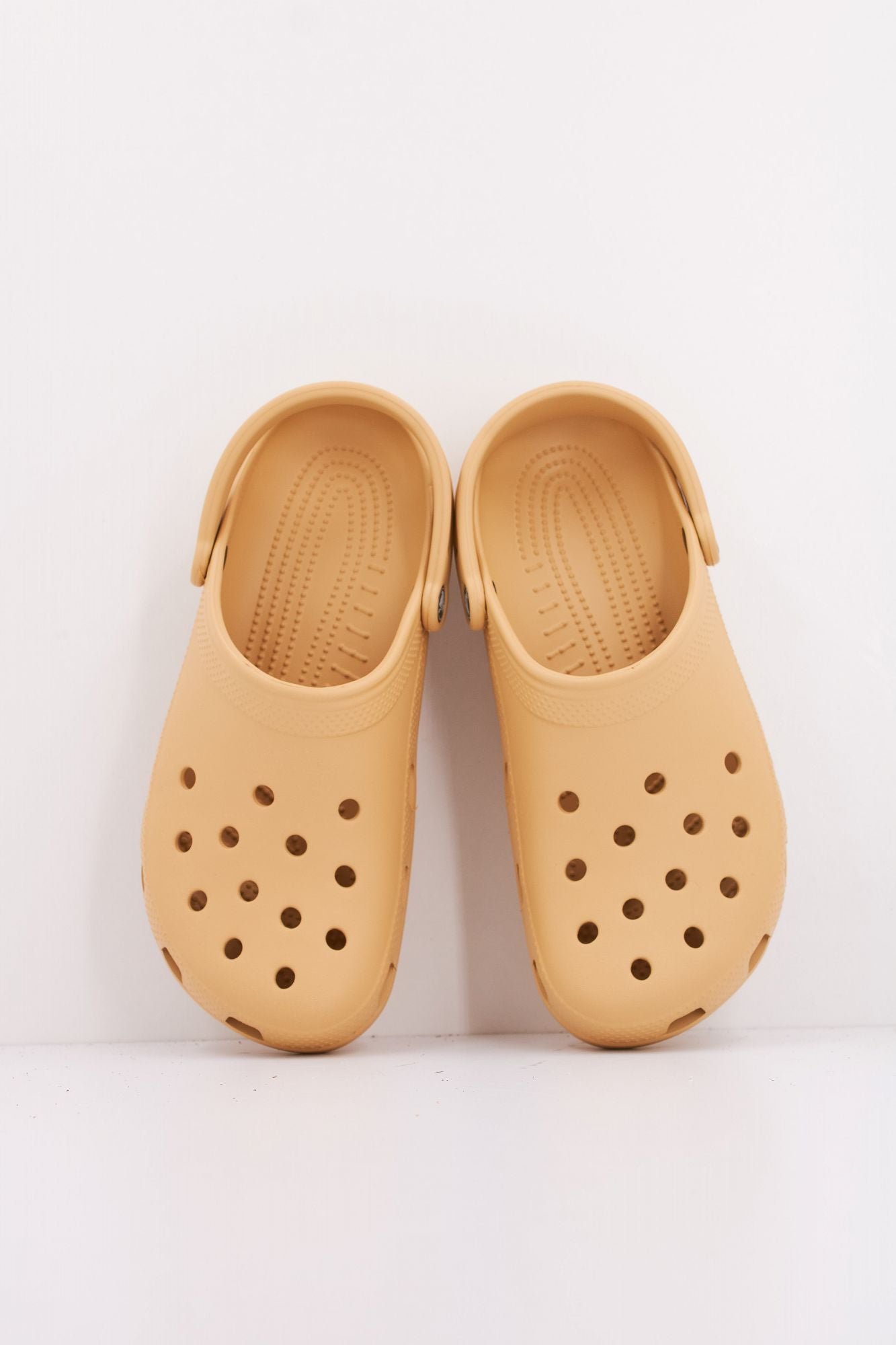 CROCS CLASSIC U en color MARRON CLARO (3)