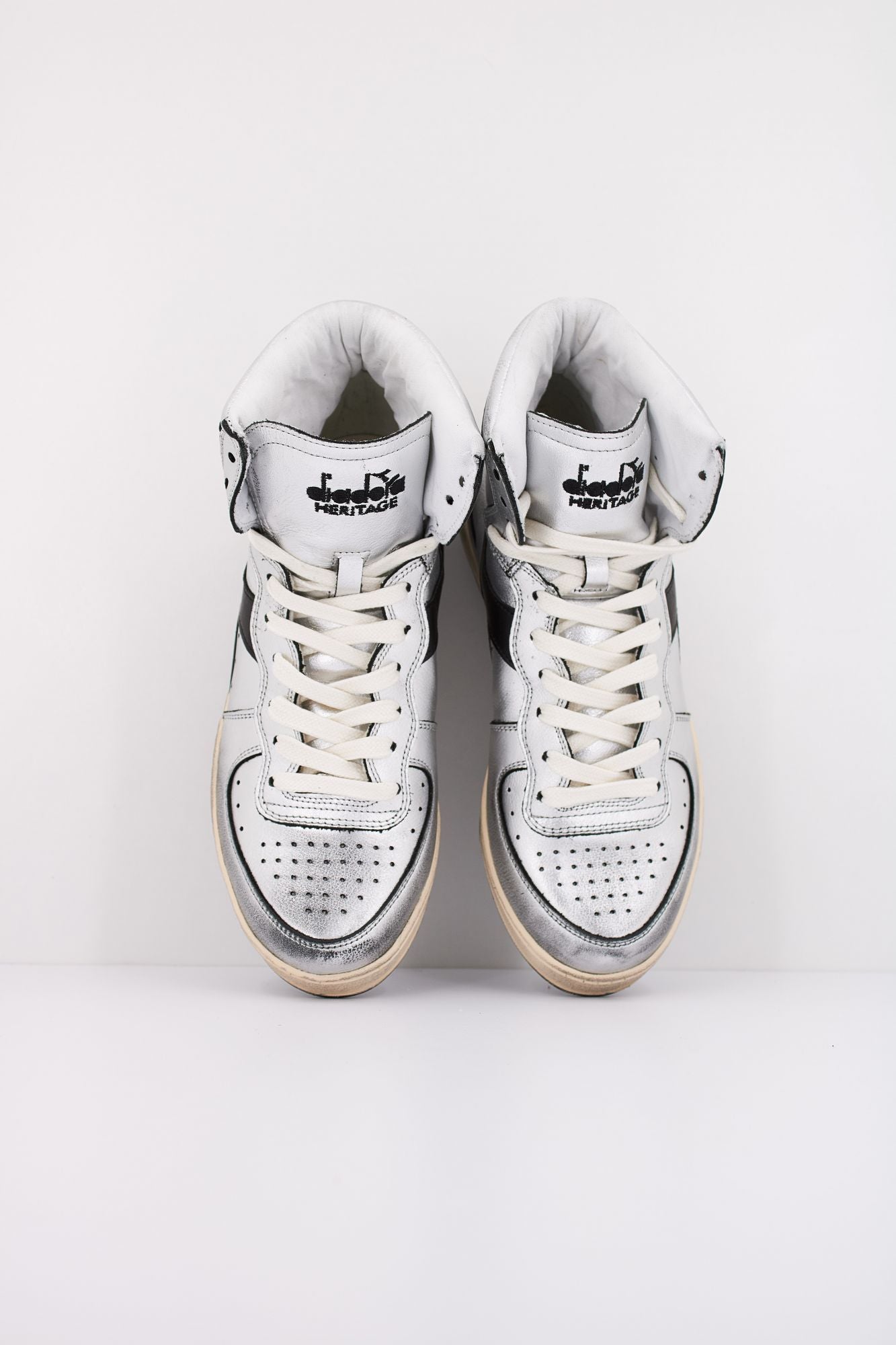 DIADORA HERITAGE BASKET USED en color PLATA (3)