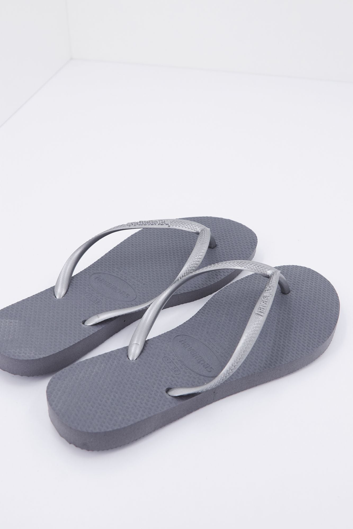 HAVAIANAS SLIM en color GRIS (3)