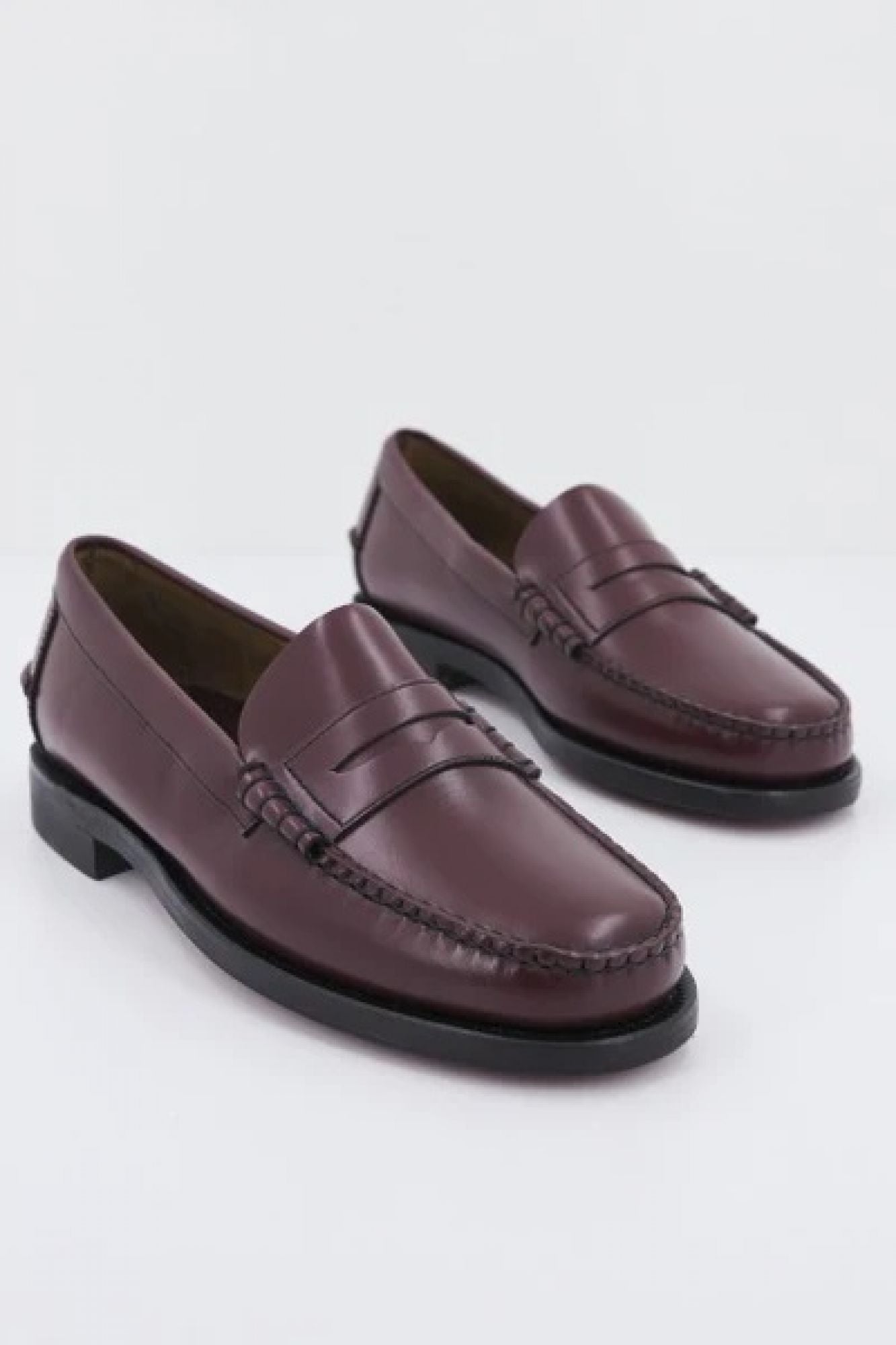 SEBAGO CLASSIC DAN WIDE LOAFER en color BURDEOS (2)